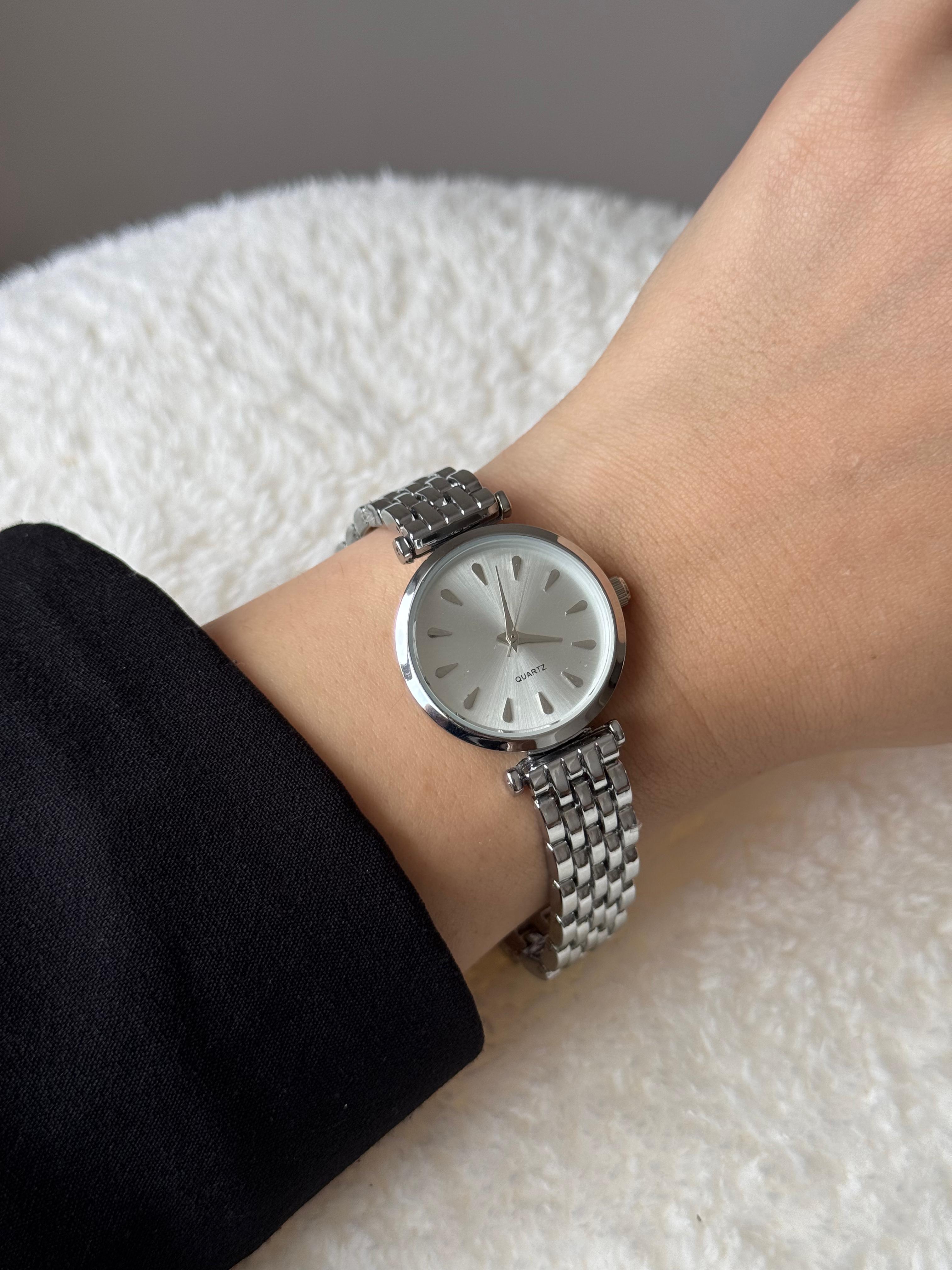 Gümüş Renk Tasarım Kasa Gümüş Kadran Minimal Çelik Kadın Kol Saati