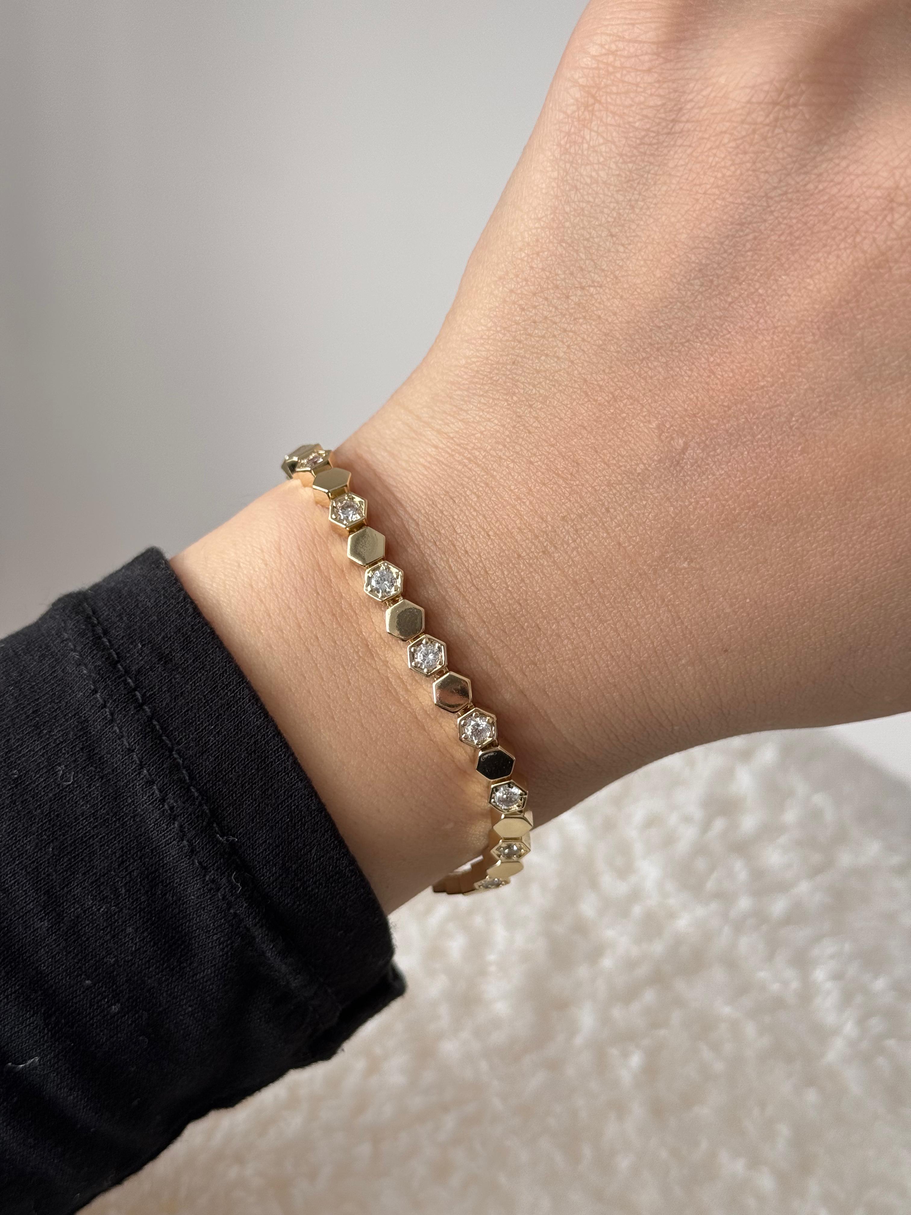 Altın Renk Parlak Taş Detaylı Çelik Bileklik 