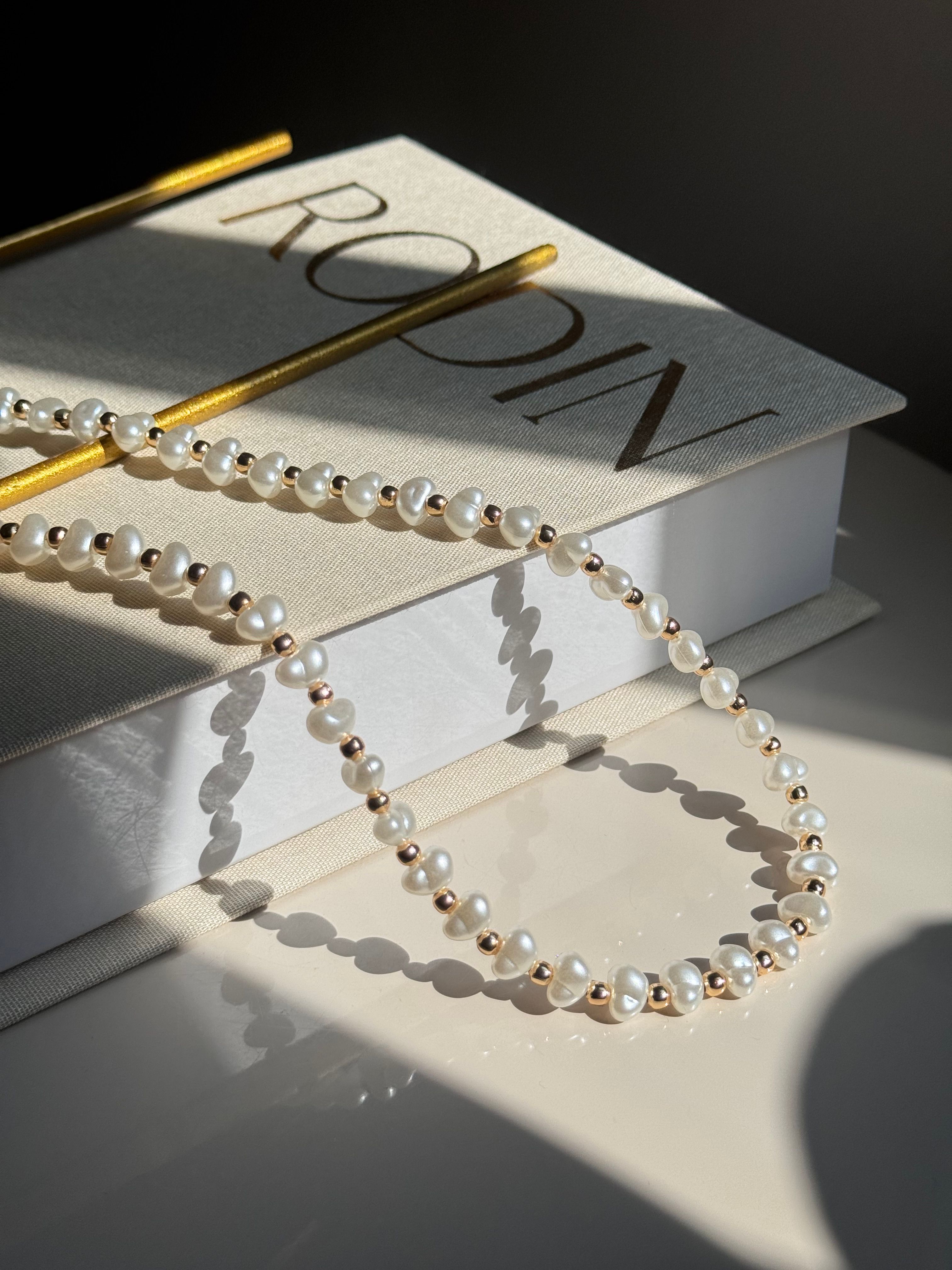 Altın Renk Top Detaylı Beyaz İnci Kadın Choker Kolye