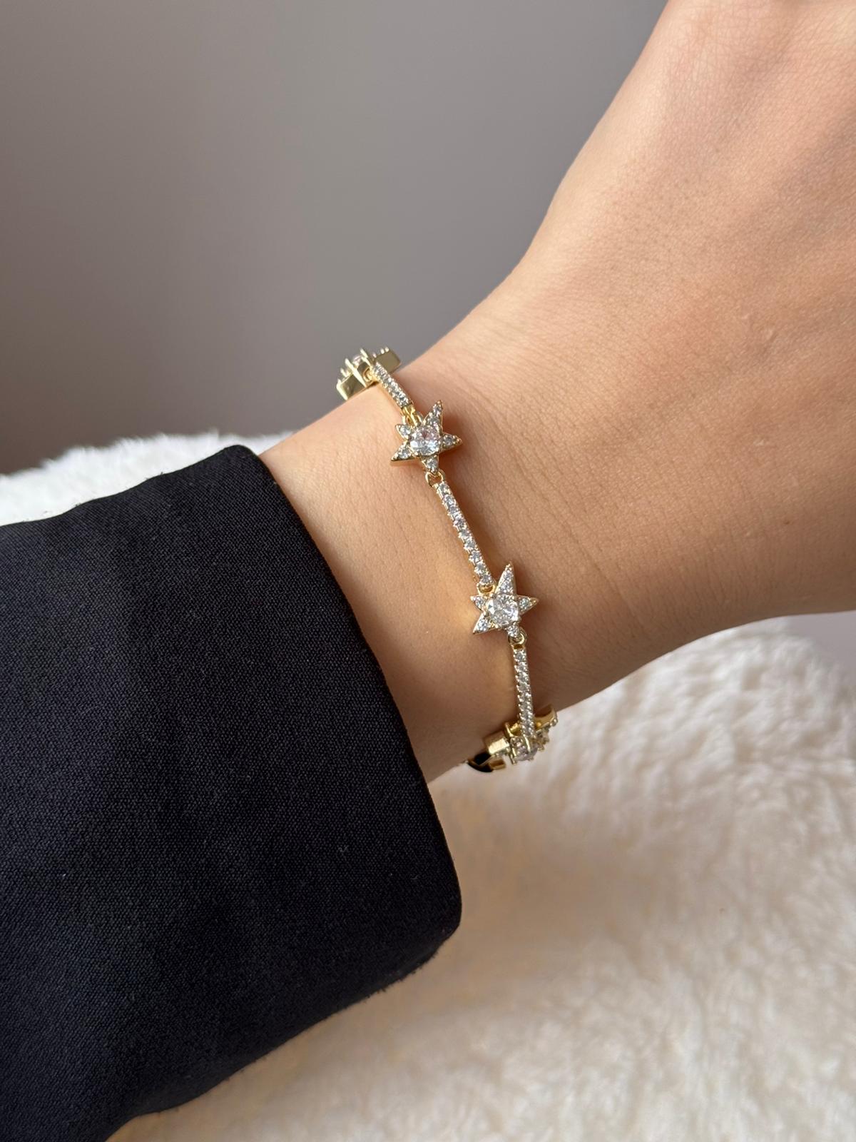 Altın Renk Yıldız Motifli Kristal Taşlı Çelik Bileklik – Kadın