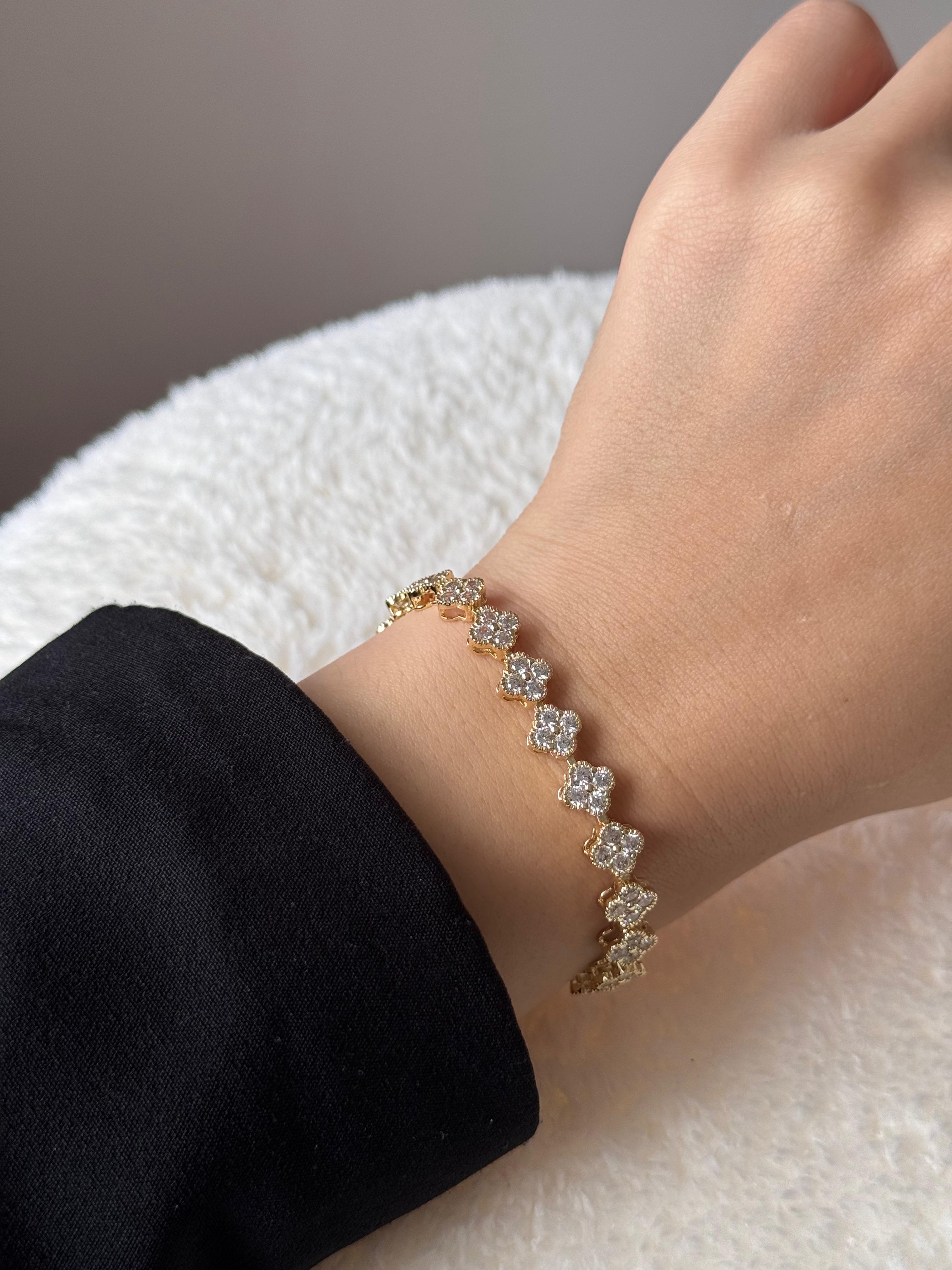 Altın Renk Çiçek Motifli Kristal Taşlı Çelik Bileklik