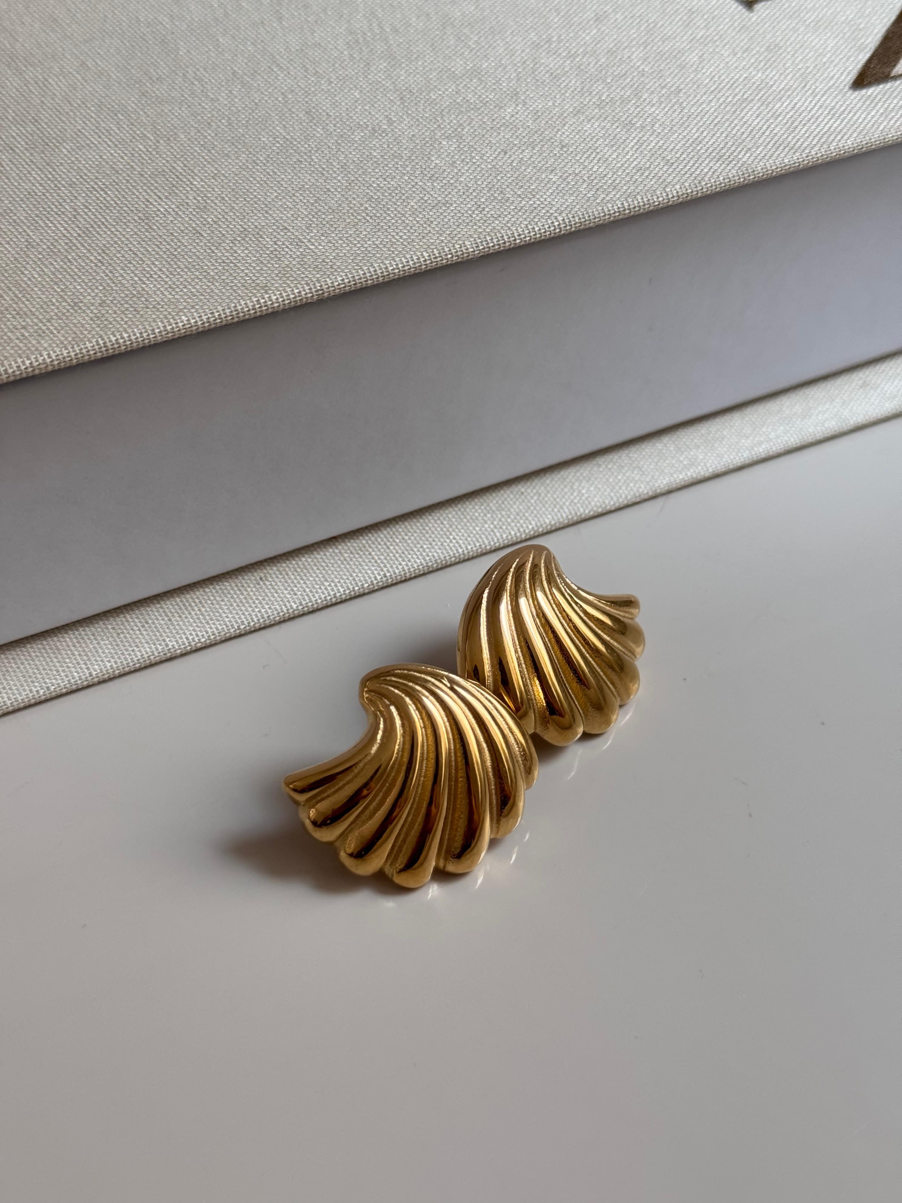 Altın Kaplama Kabarık Midye Küpe – Modern ve Minimal Tasarım