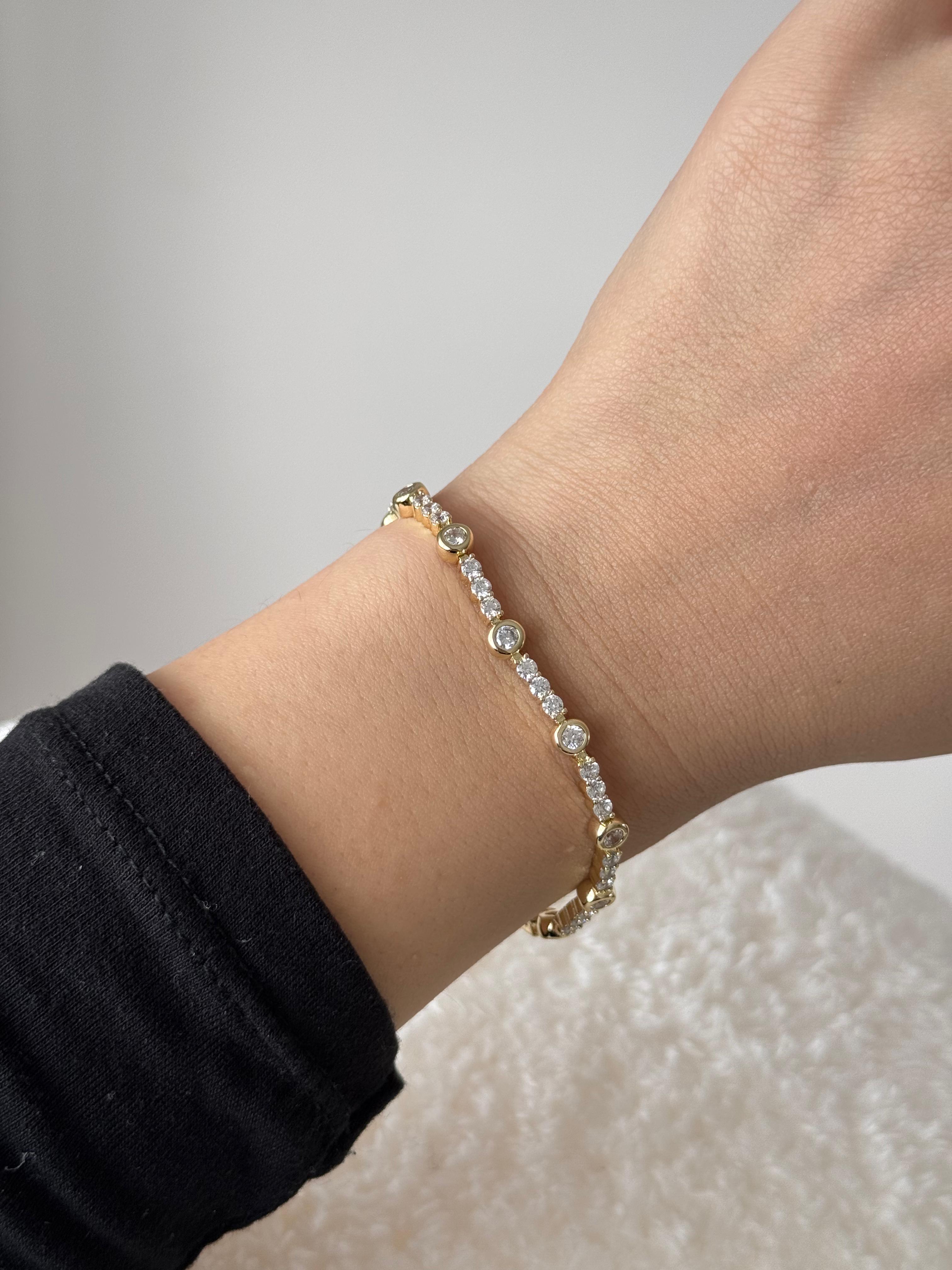 Altın Renk Renkli Taş Detaylı Kristal Çelik Bileklik 