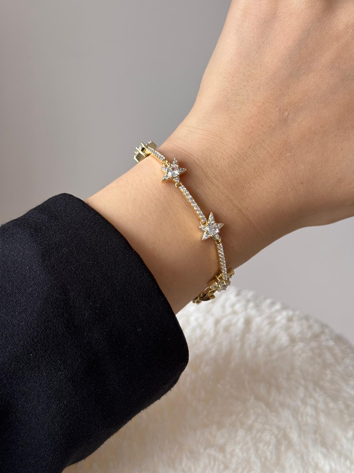 Altın Renk Yıldız Motifli Kristal Taşlı Çelik Bileklik – Kadın