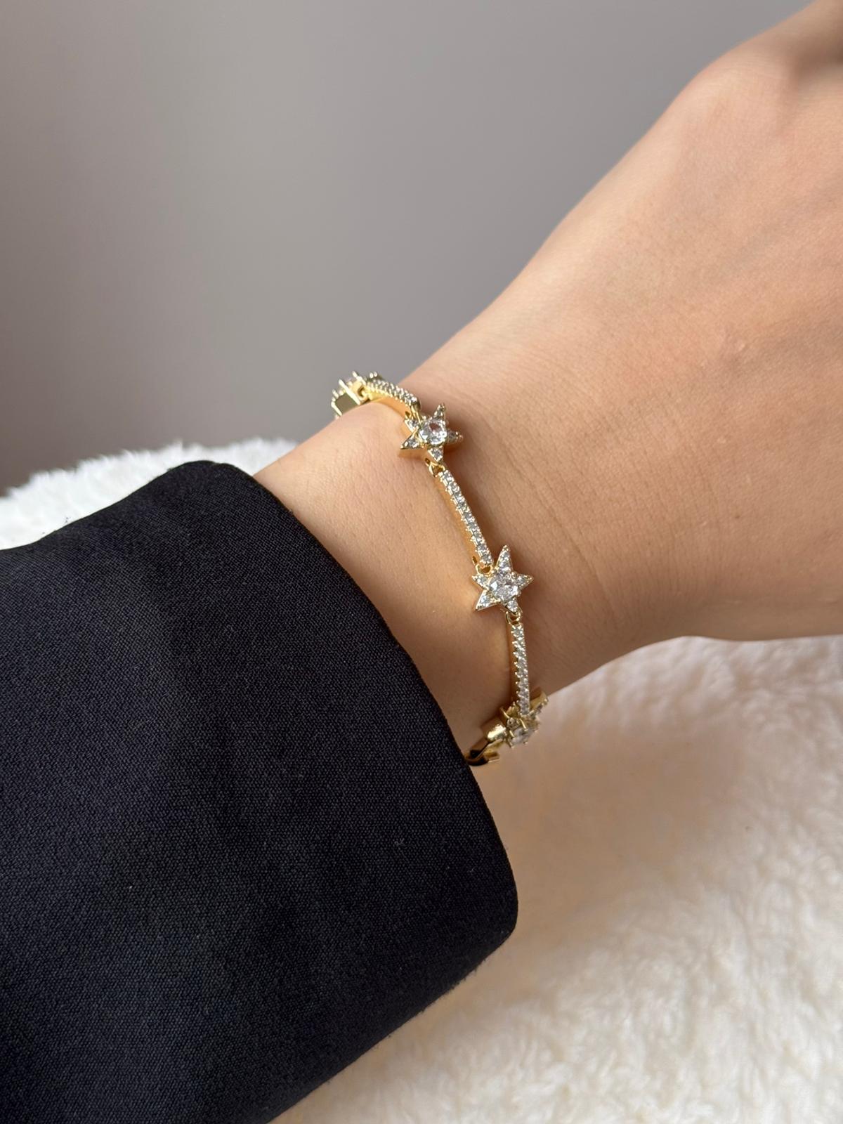 Altın Renk Yıldız Motifli Kristal Taşlı Çelik Bileklik – Kadın