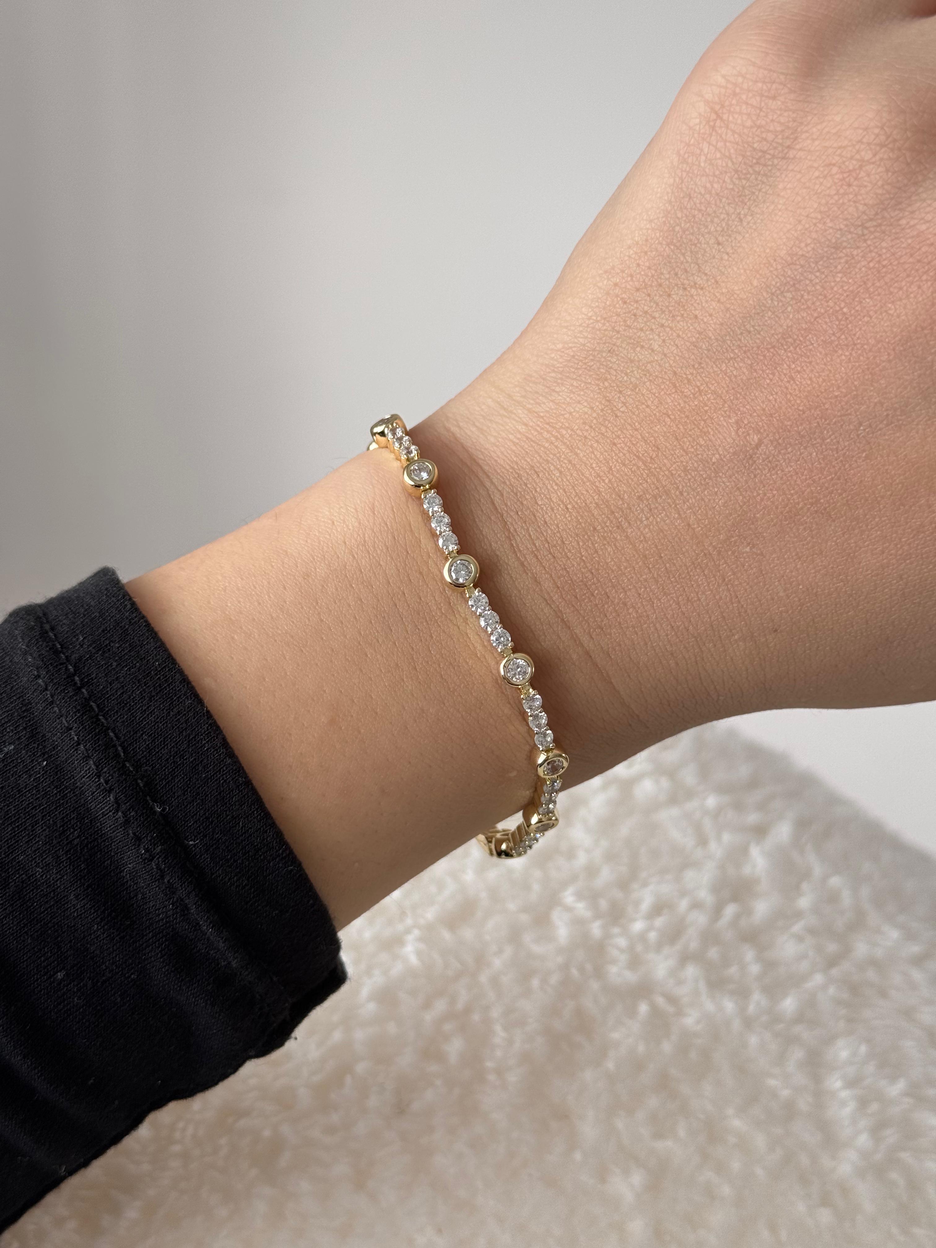 Altın Renk Renkli Taş Detaylı Kristal Çelik Bileklik 