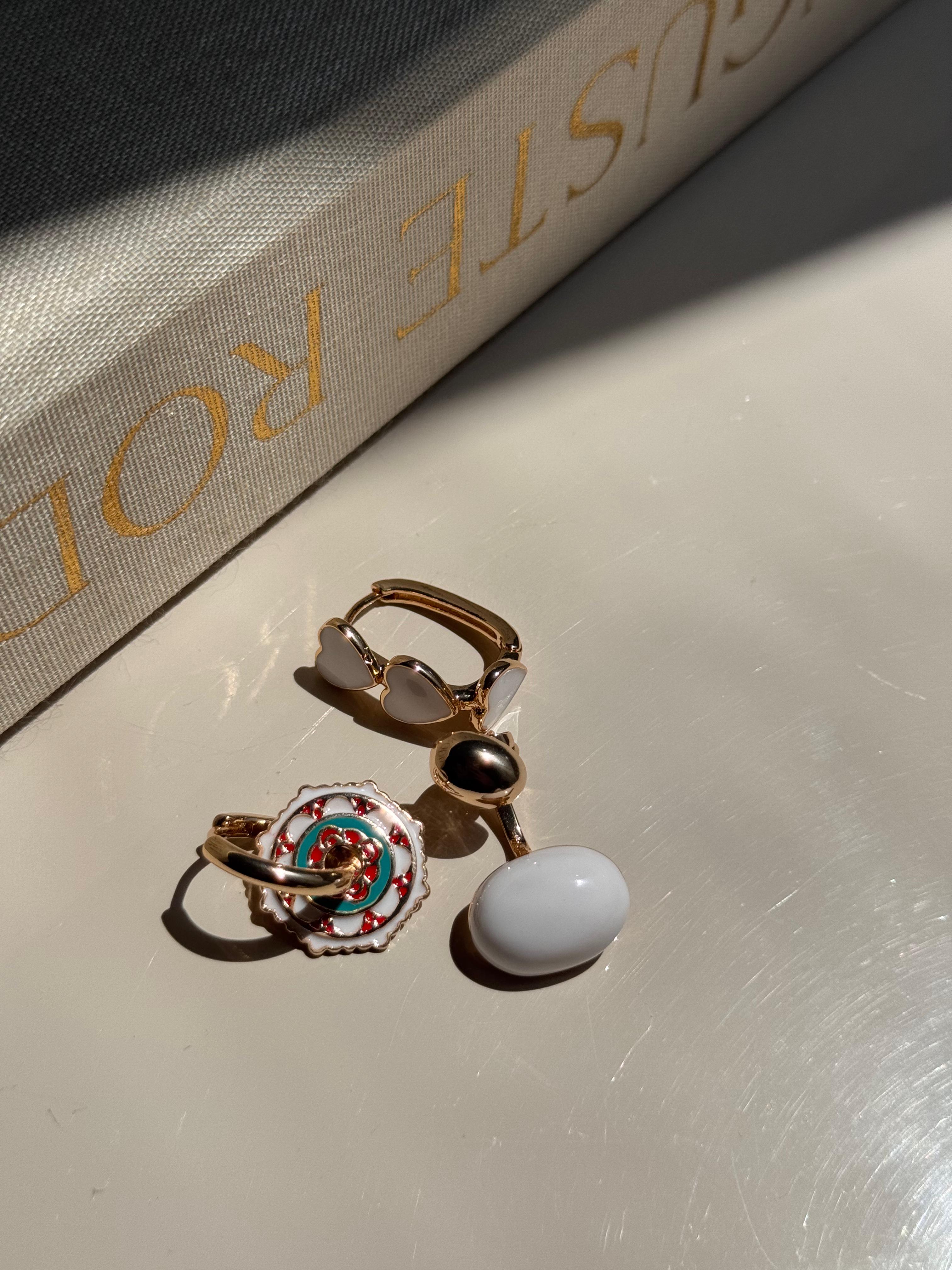 Renkli Mine ve Taş Detaylı Altın Renk Kadın Küpe Seti