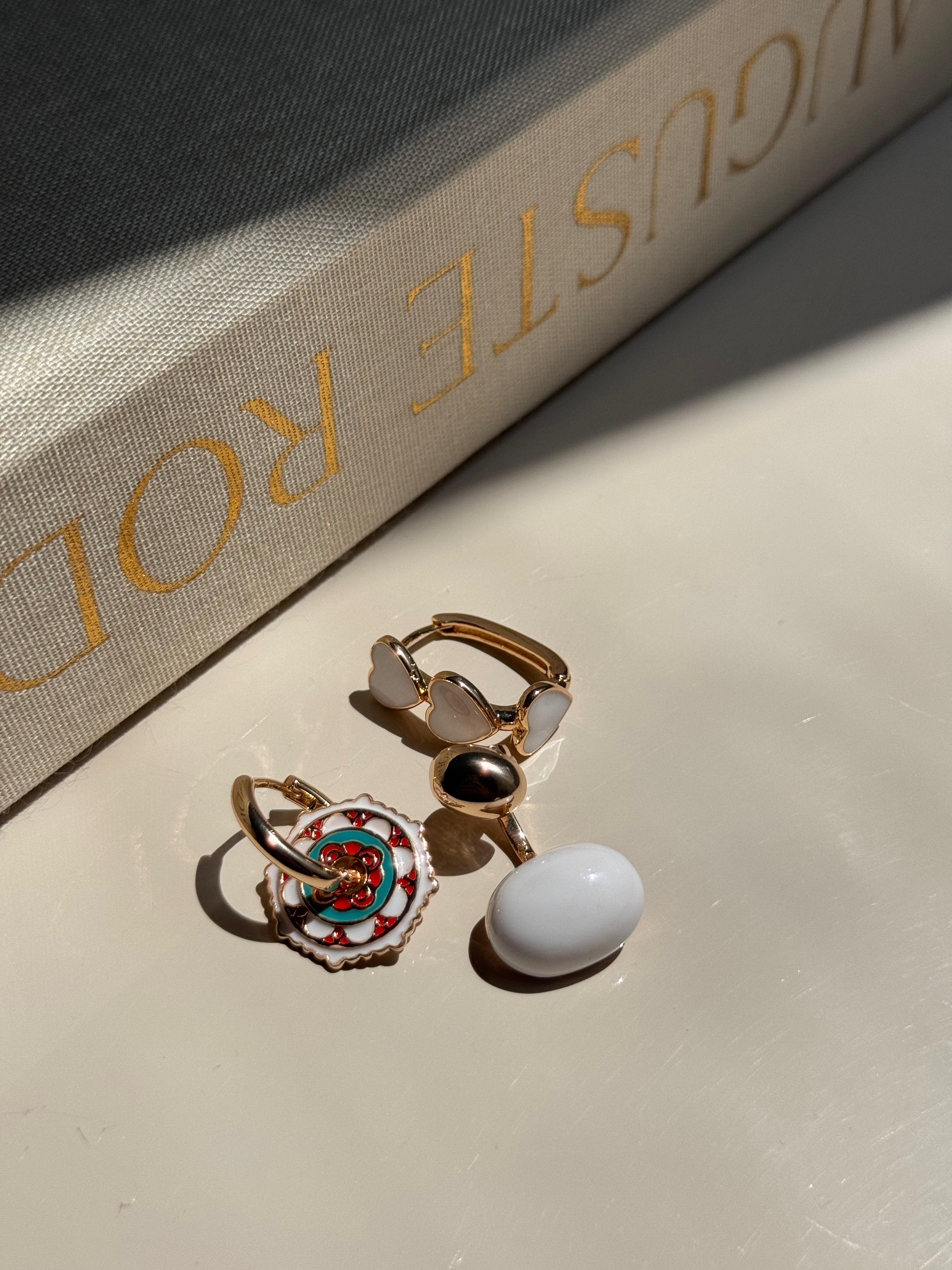 Renkli Mine ve Taş Detaylı Altın Renk Kadın Küpe Seti