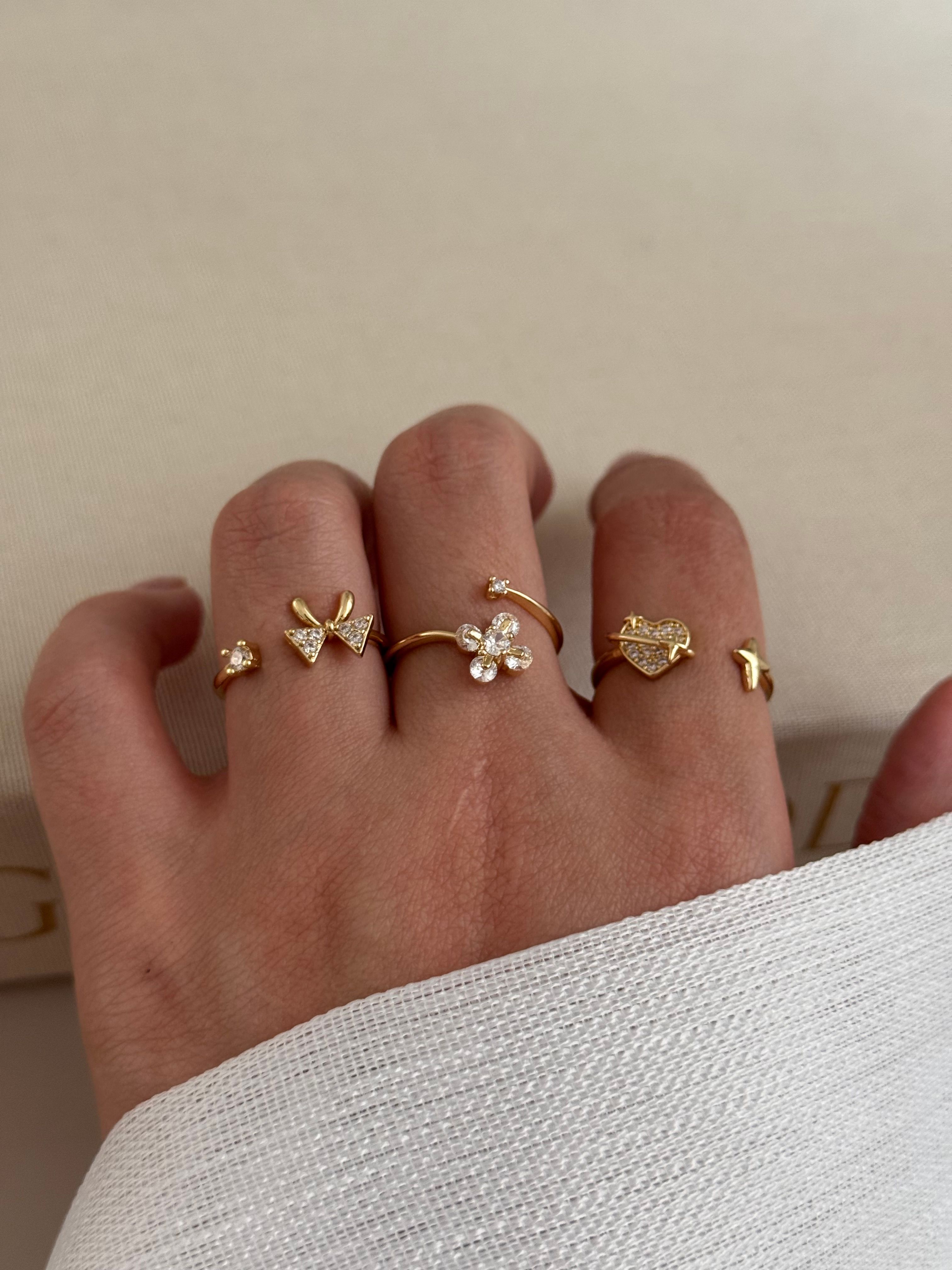 3’lü Ayarlanabilir Gold Figürlü Yüzük Seti – Fiyonk, Çiçek ve Kalp Detaylı