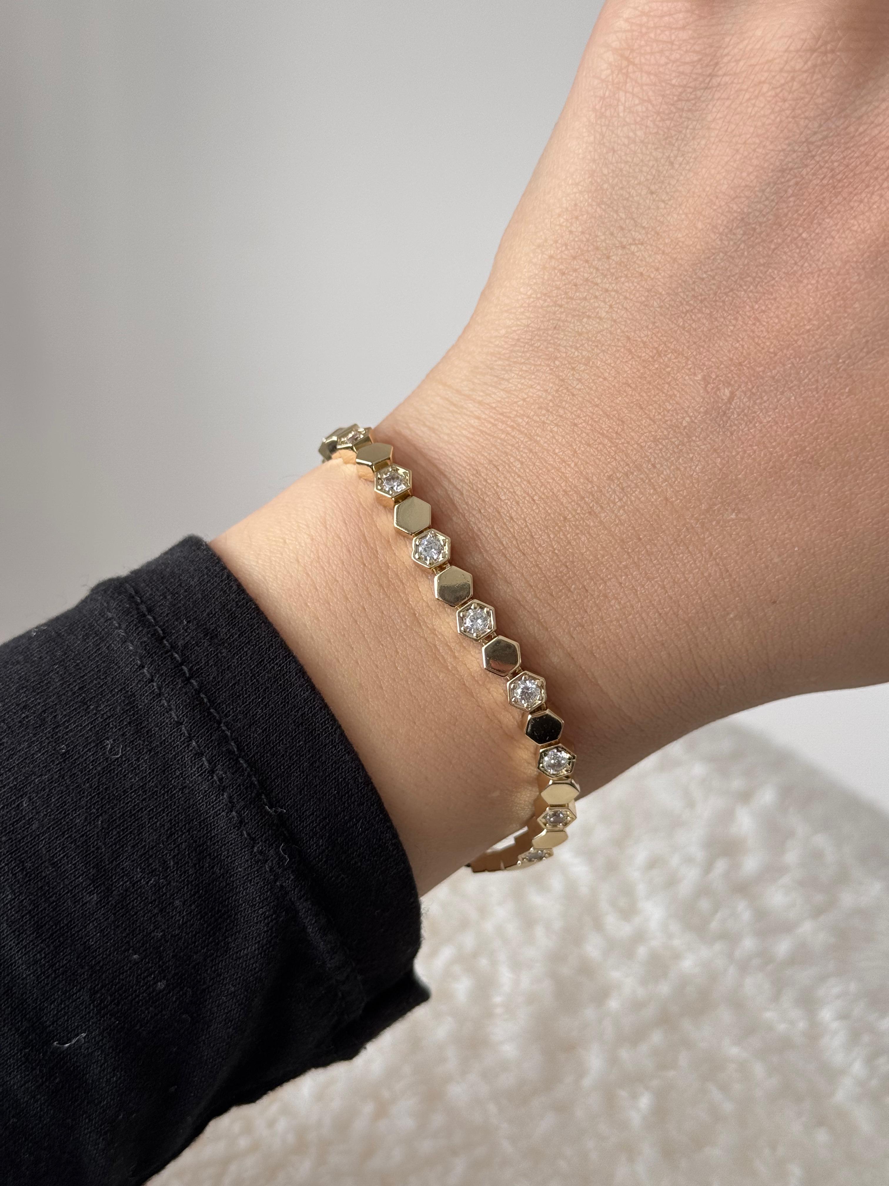 Altın Renk Parlak Taş Detaylı Çelik Bileklik 