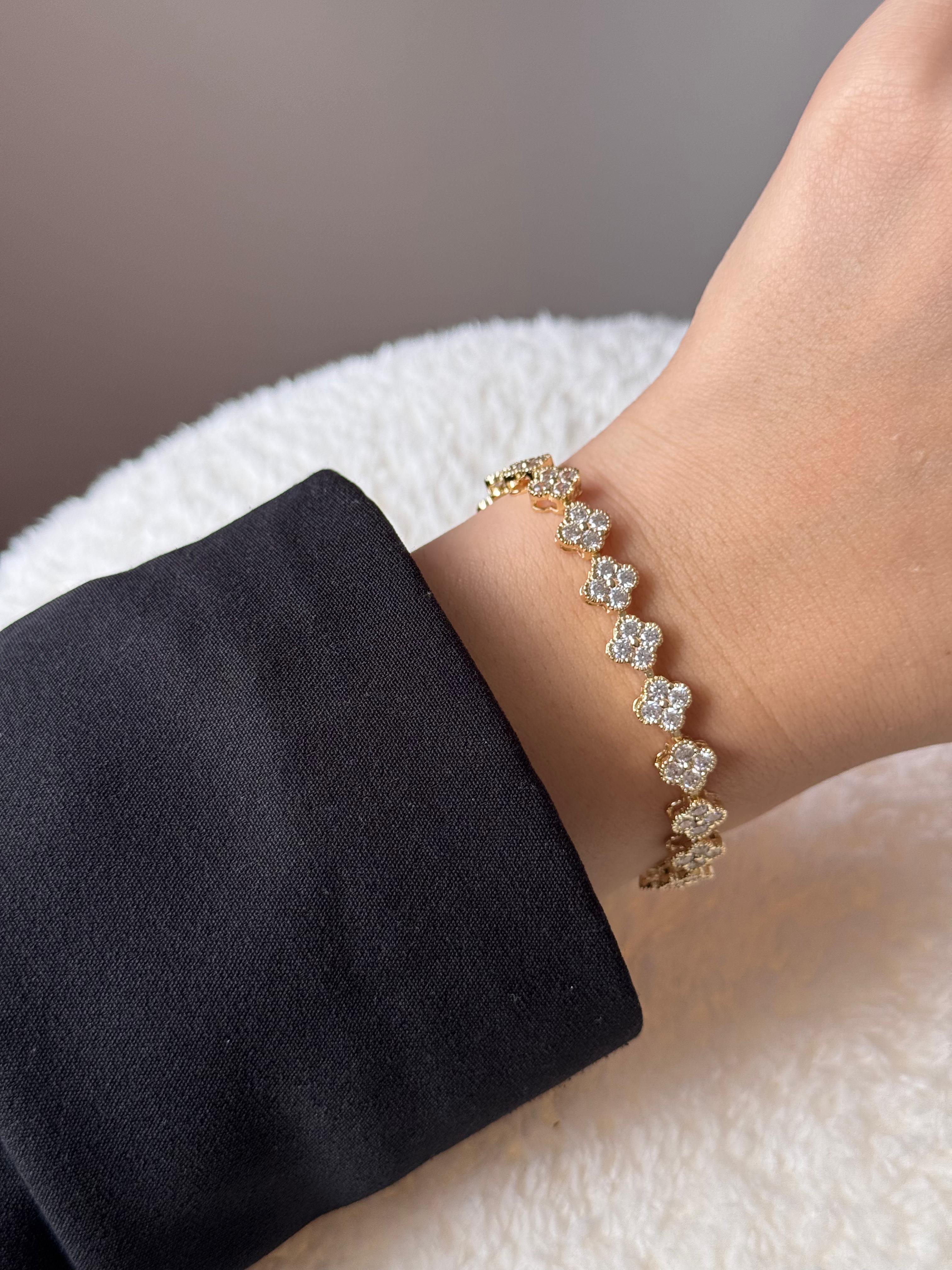 Altın Renk Çiçek Motifli Kristal Taşlı Çelik Bileklik