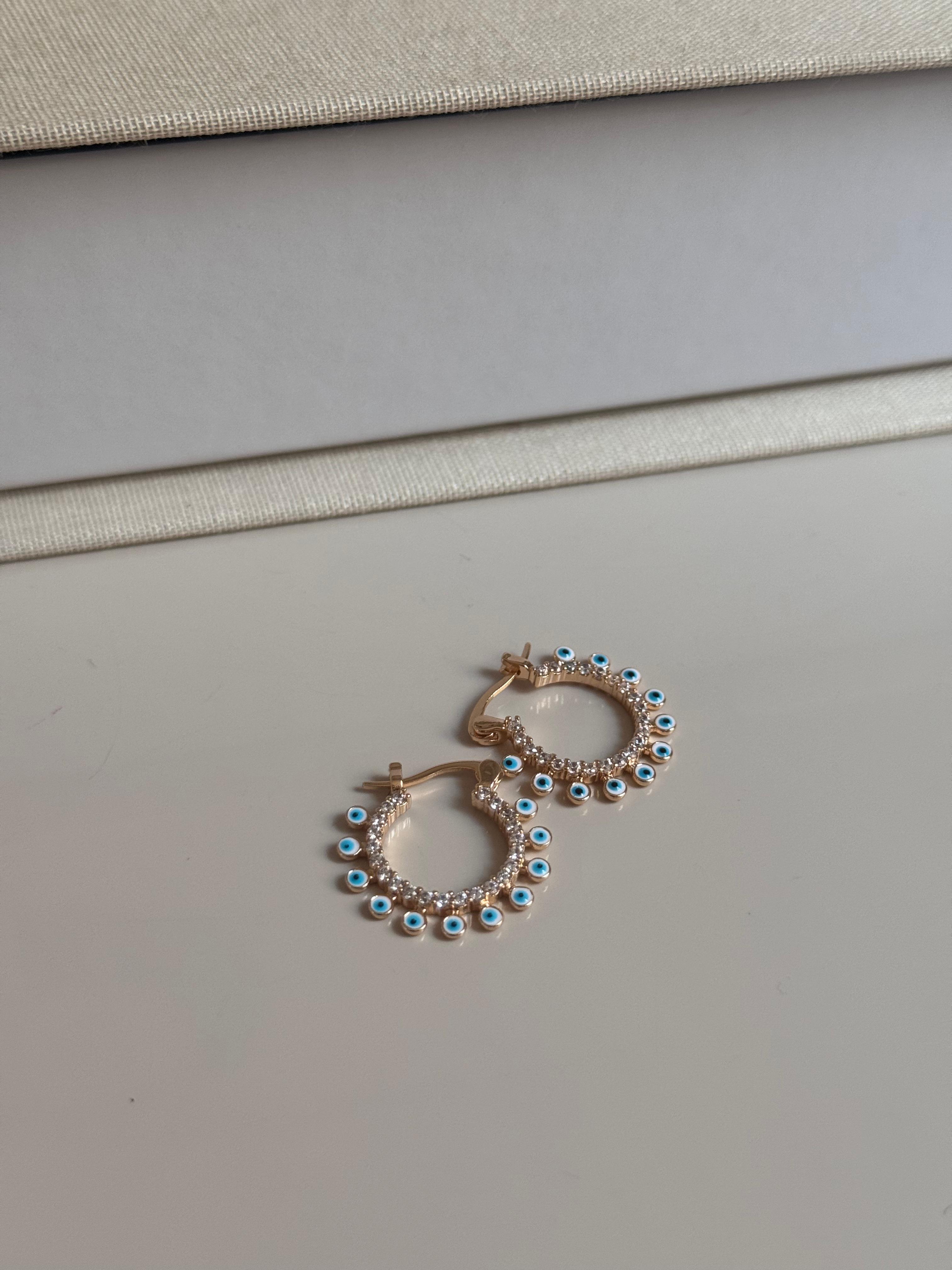 İnci ve Taş Detaylı Altın Renk Halka Küpe – Zarif Kadın Küpe Modeli