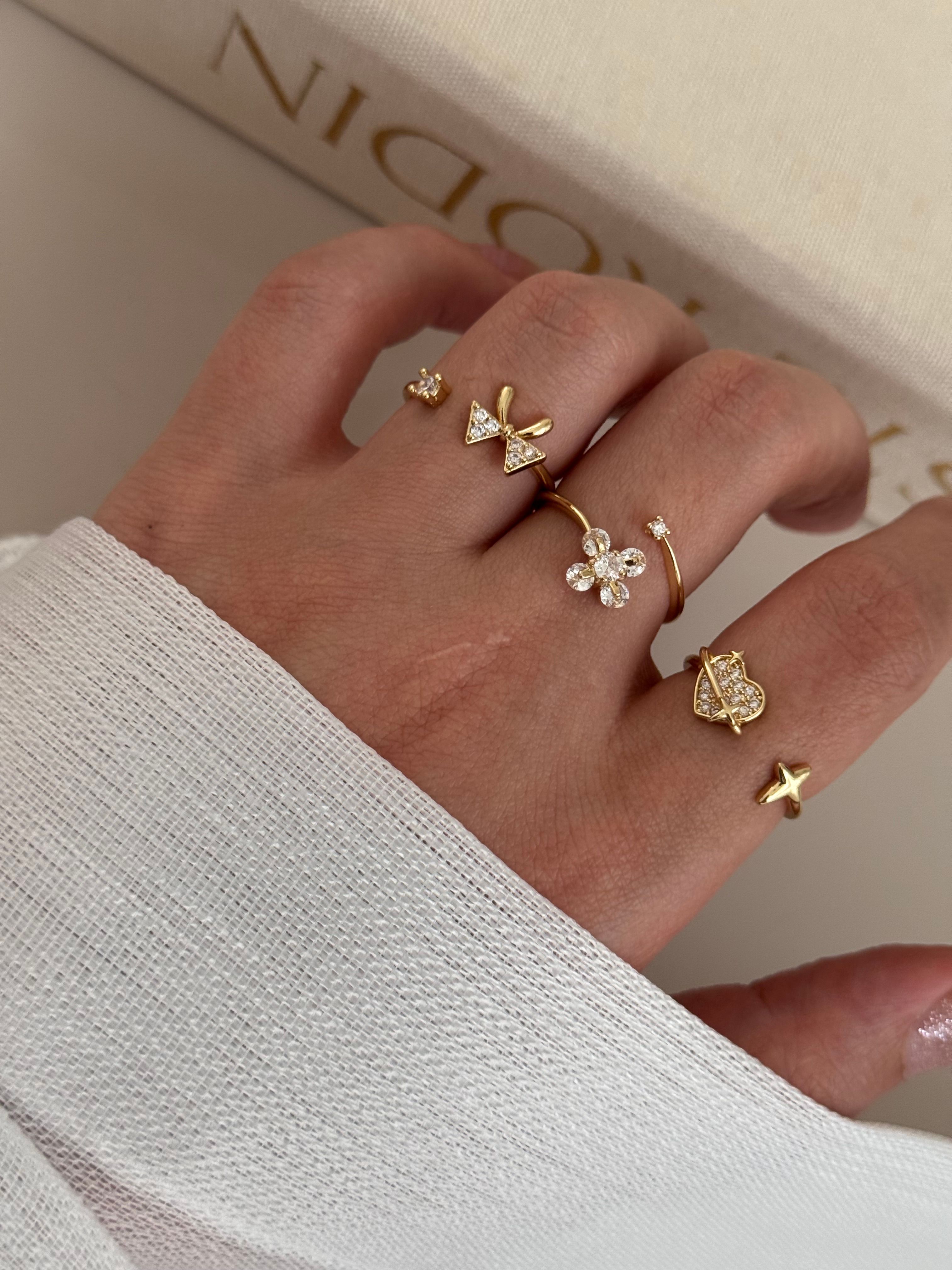 3’lü Ayarlanabilir Gold Figürlü Yüzük Seti – Fiyonk, Çiçek ve Kalp Detaylı