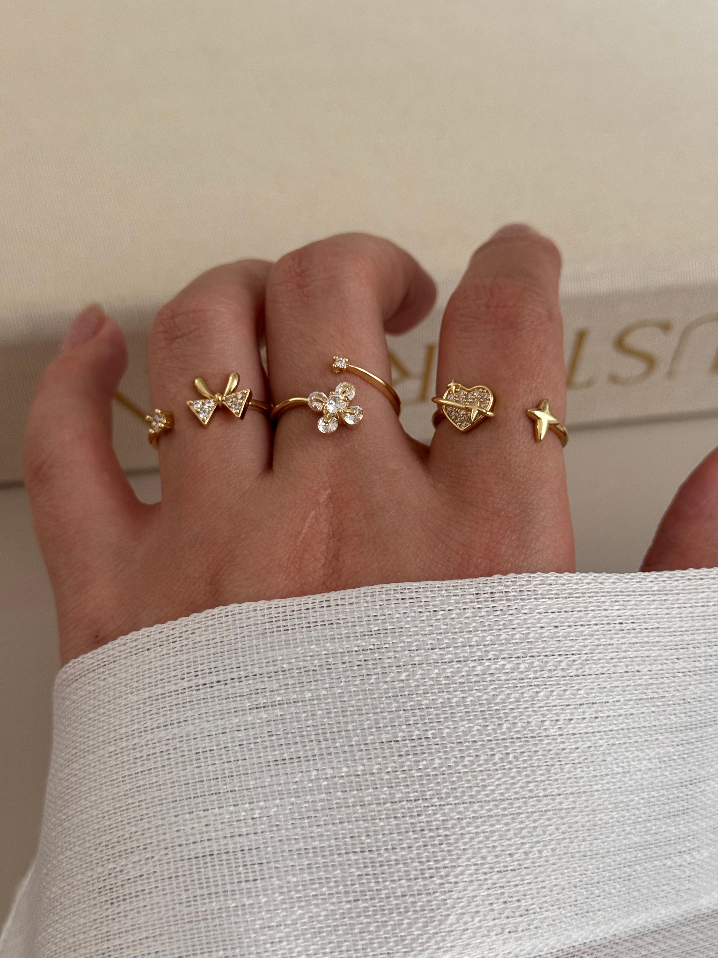 3’lü Ayarlanabilir Gold Figürlü Yüzük Seti – Fiyonk, Çiçek ve Kalp Detaylı