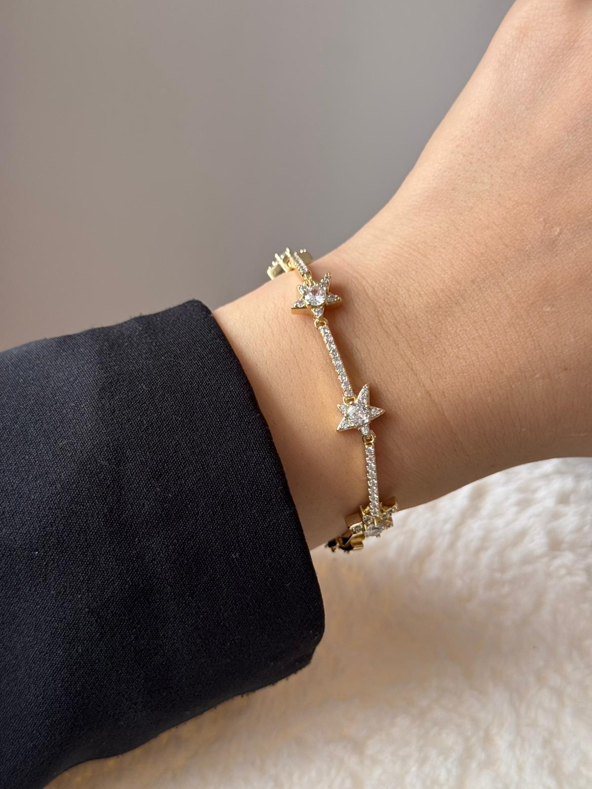 Altın Renk Yıldız Motifli Kristal Taşlı Çelik Bileklik – Kadın