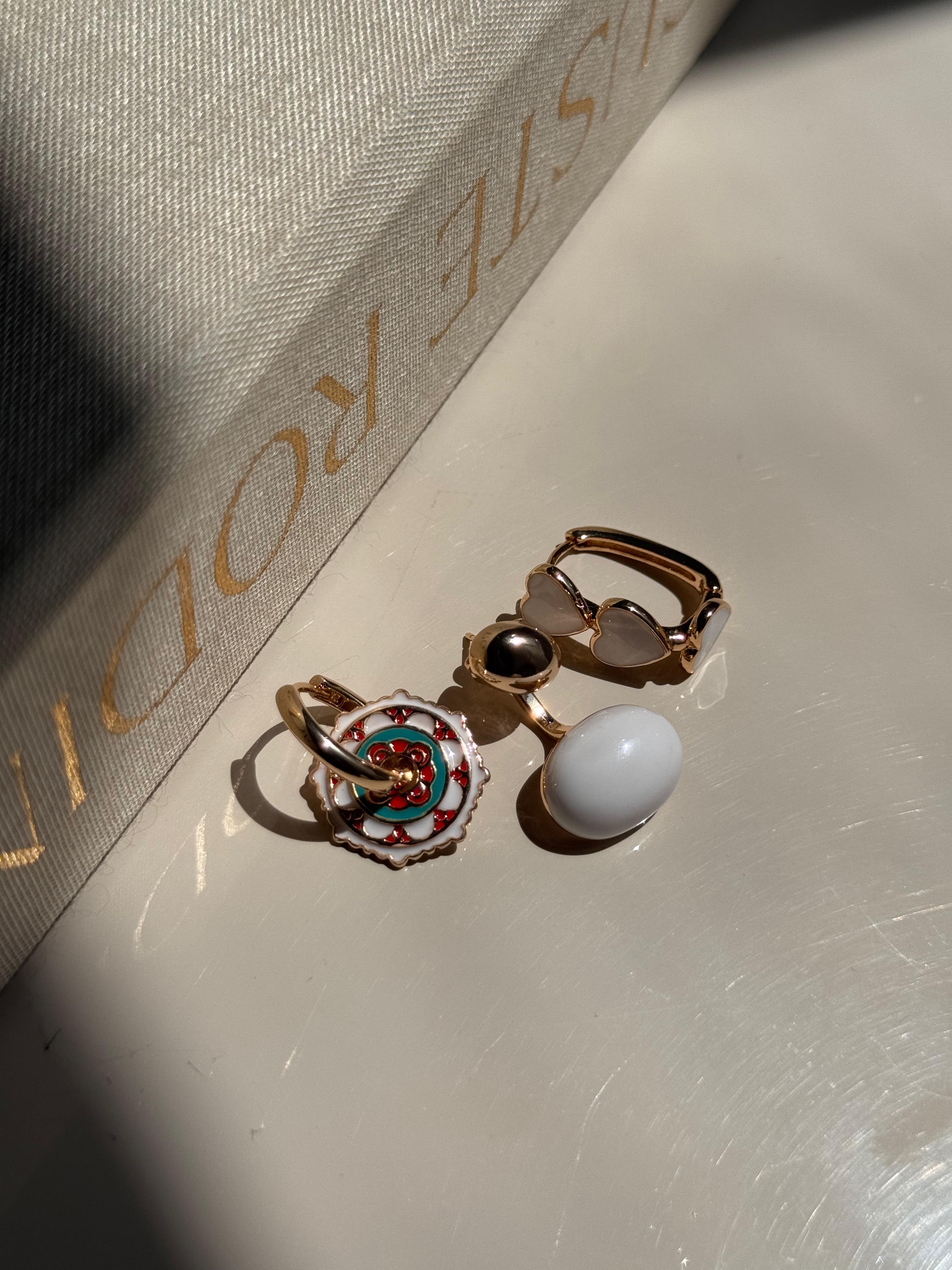 Renkli Mine ve Taş Detaylı Altın Renk Kadın Küpe Seti