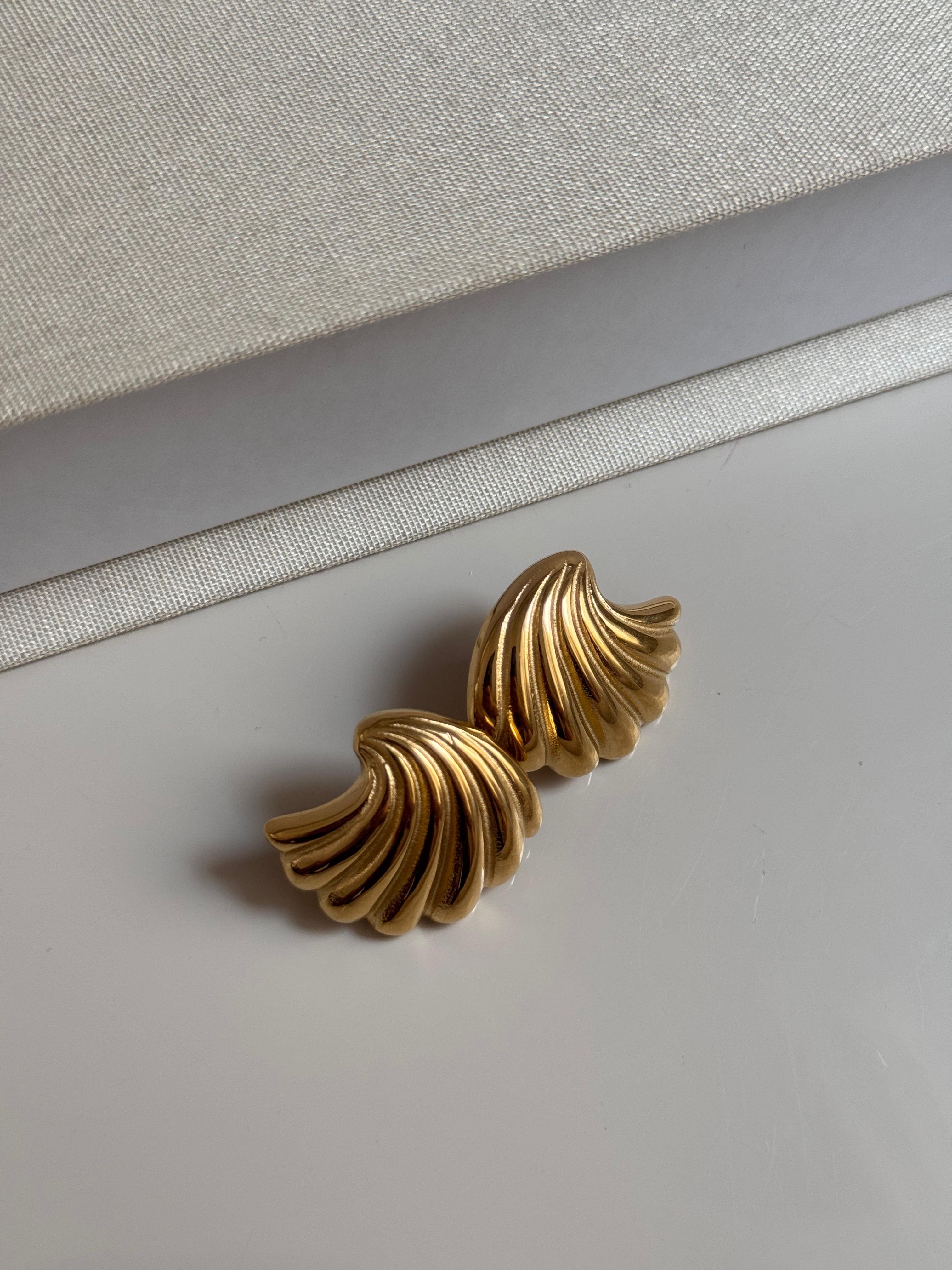 Altın Kaplama Kabarık Midye Küpe – Modern ve Minimal Tasarım