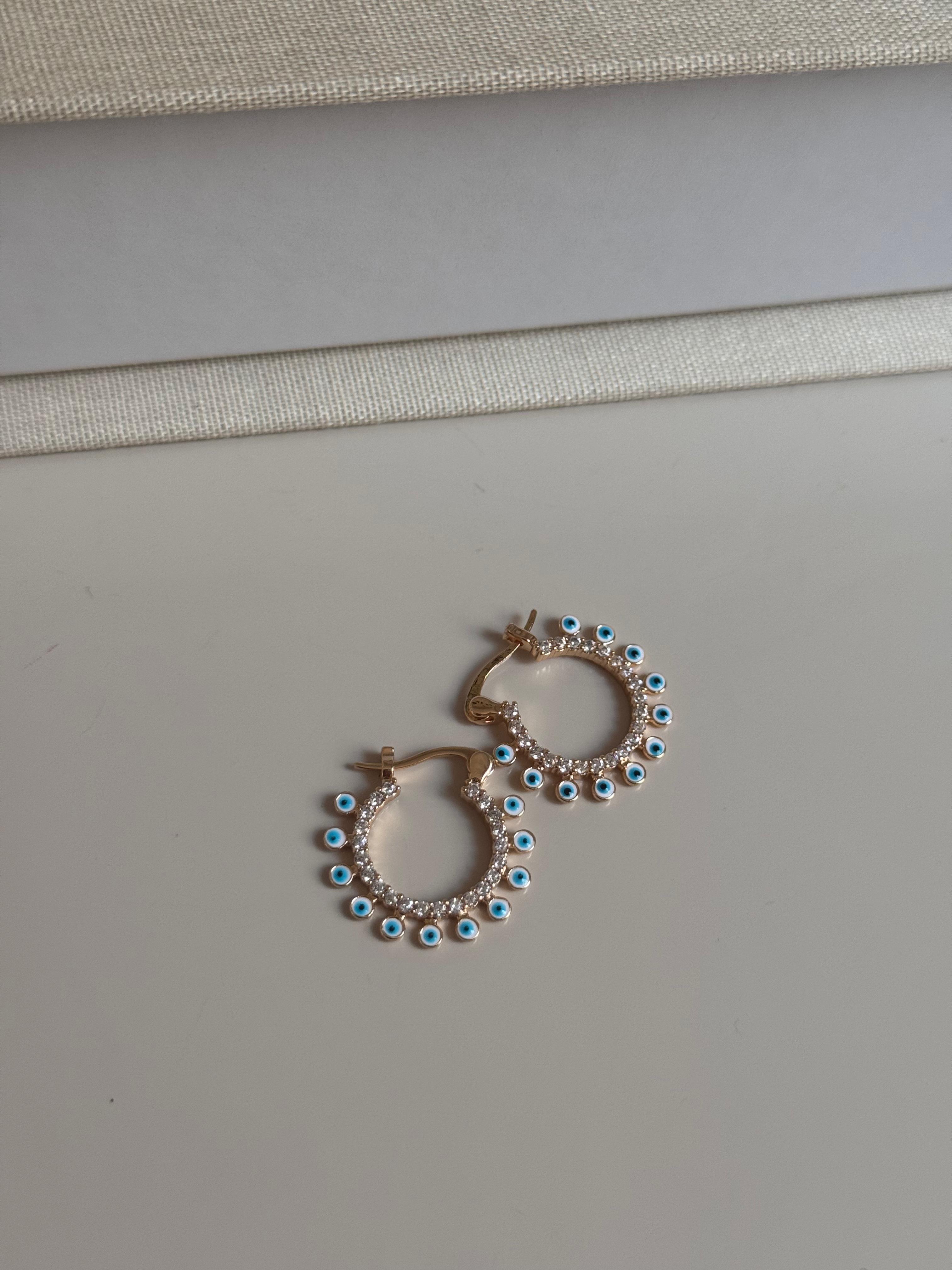 İnci ve Taş Detaylı Altın Renk Halka Küpe – Zarif Kadın Küpe Modeli