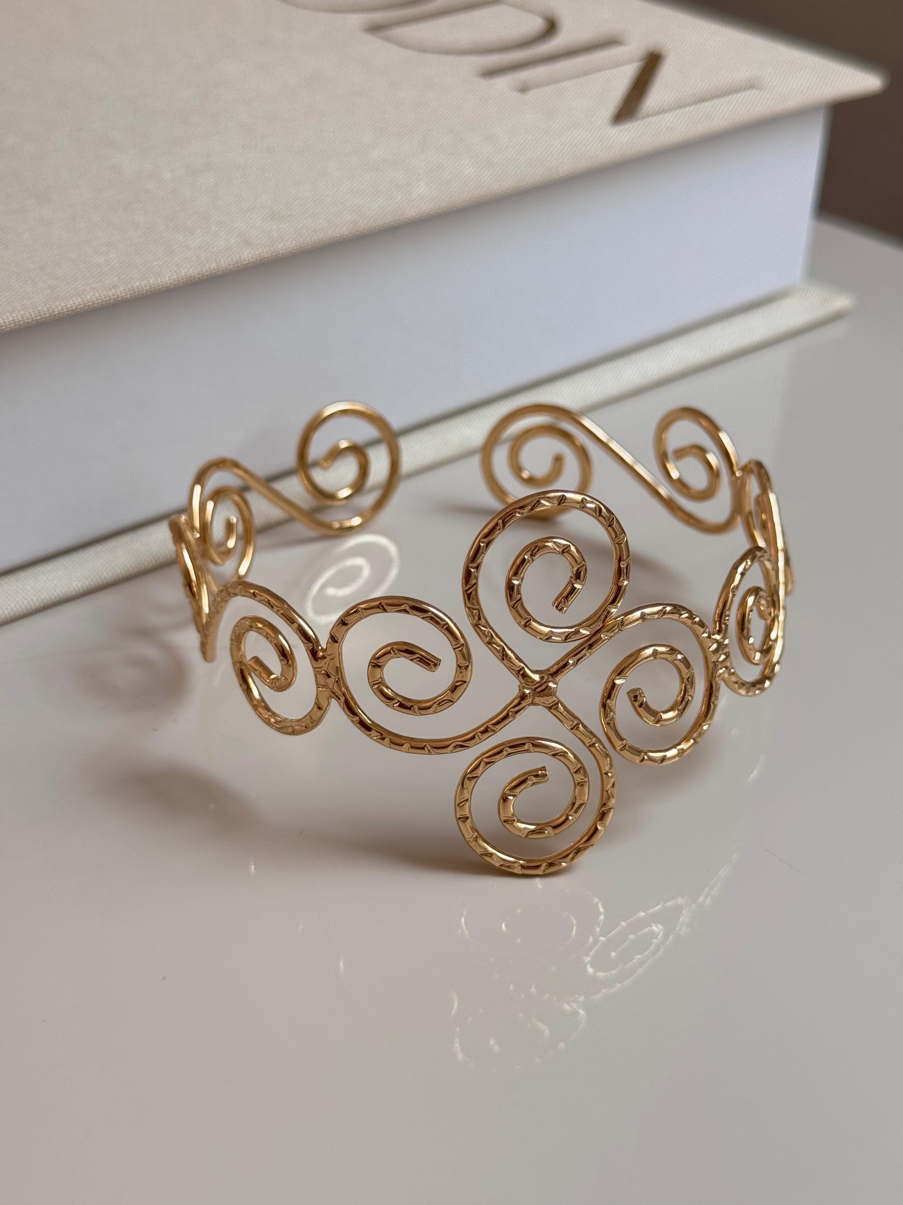 Altın Renk Spiral Figürlü Pazu Bileklik – Kol Üstü Zarif Kadın Takı | LEROSY CO.