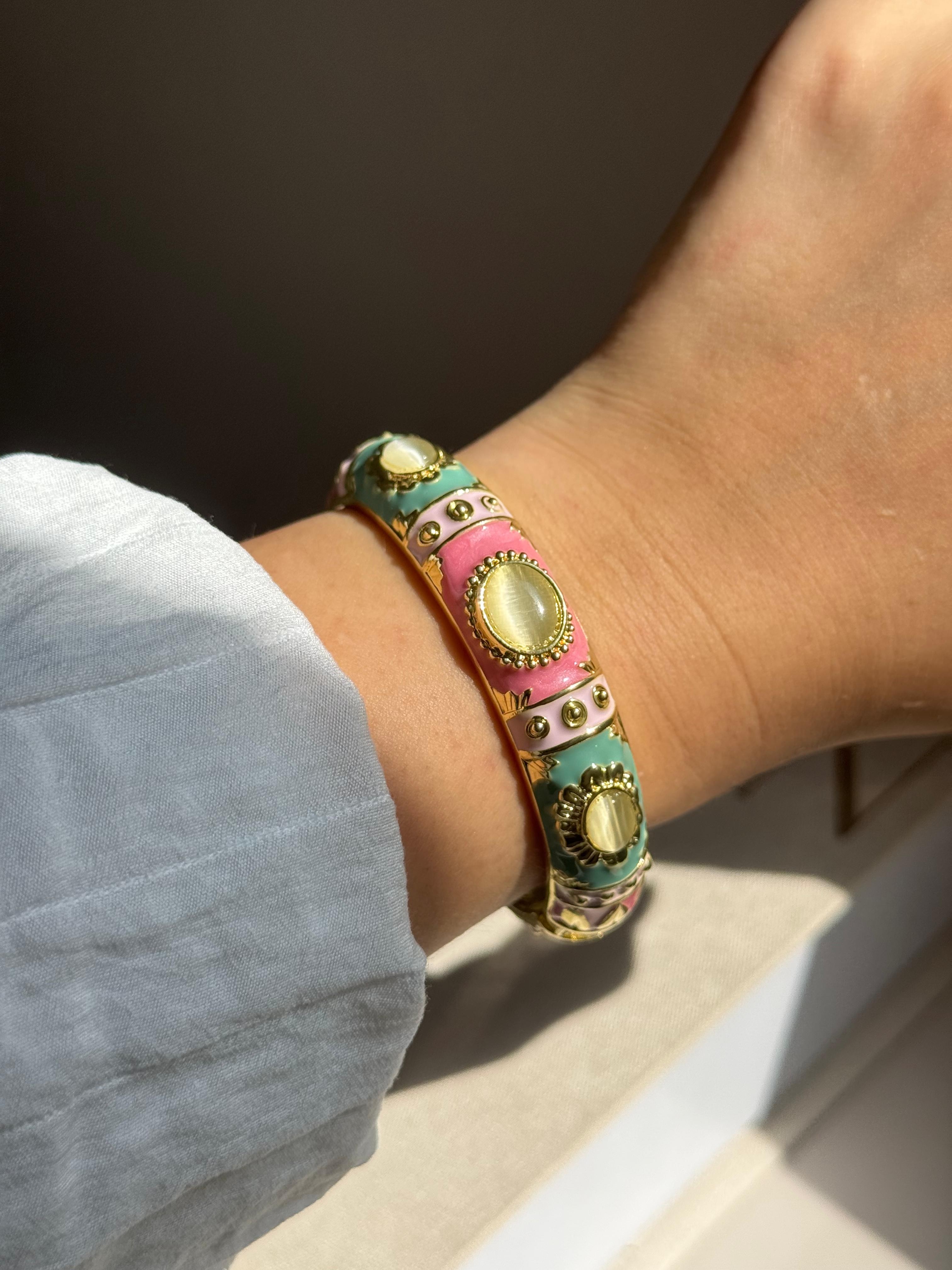 Vintage Renkli Taşlı Altın Kaplama Kelepçe Bileklik – Pembe Mint Lila