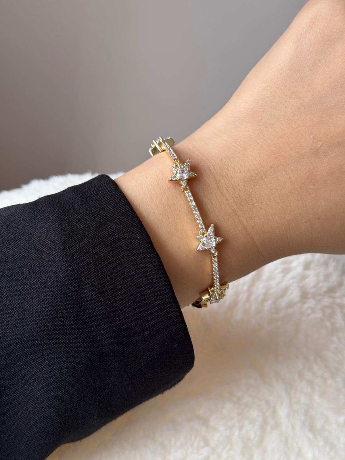 Altın Renk Yıldız Motifli Kristal Taşlı Çelik Bileklik – Kadın