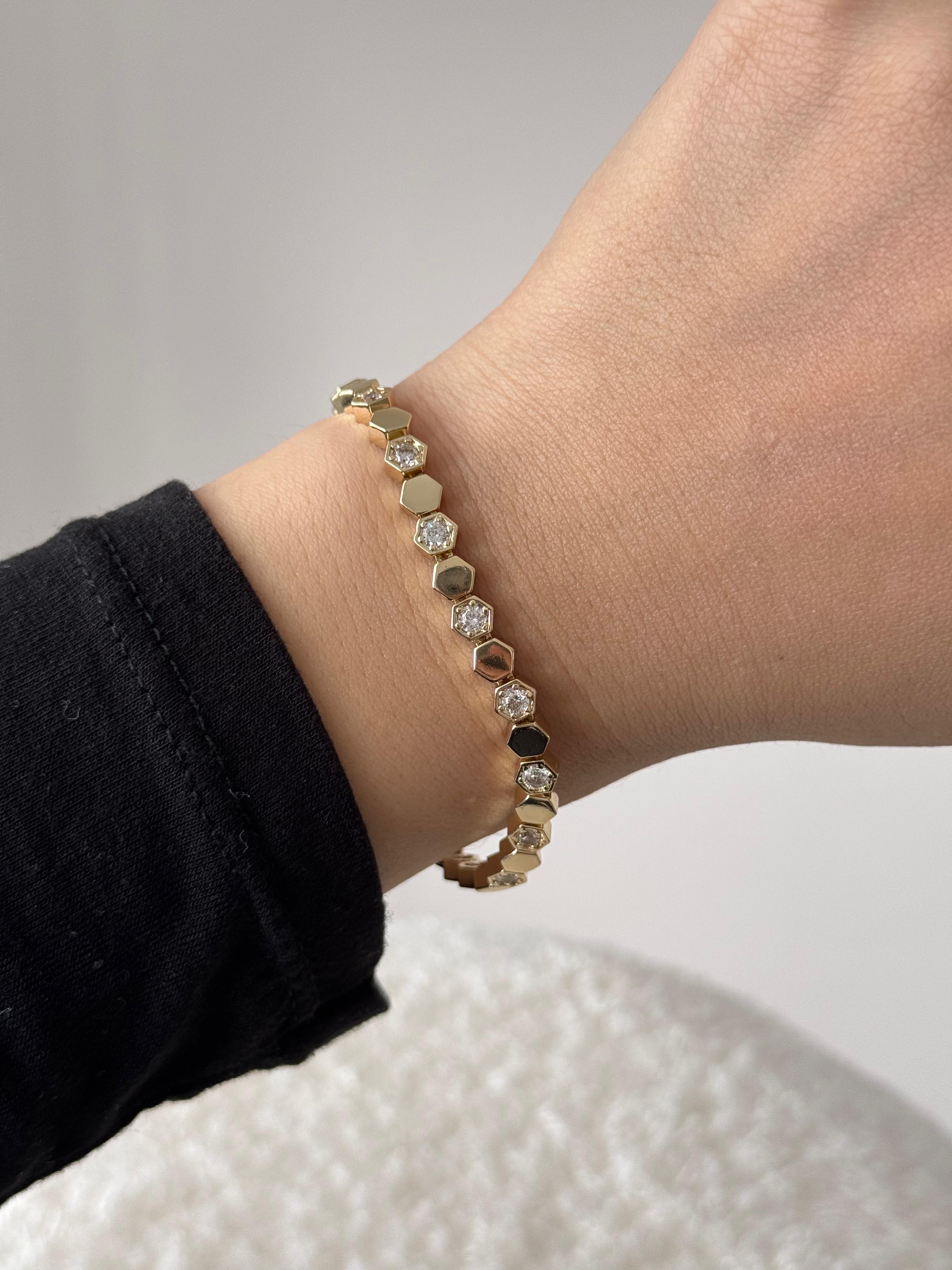 Altın Renk Parlak Taş Detaylı Çelik Bileklik 