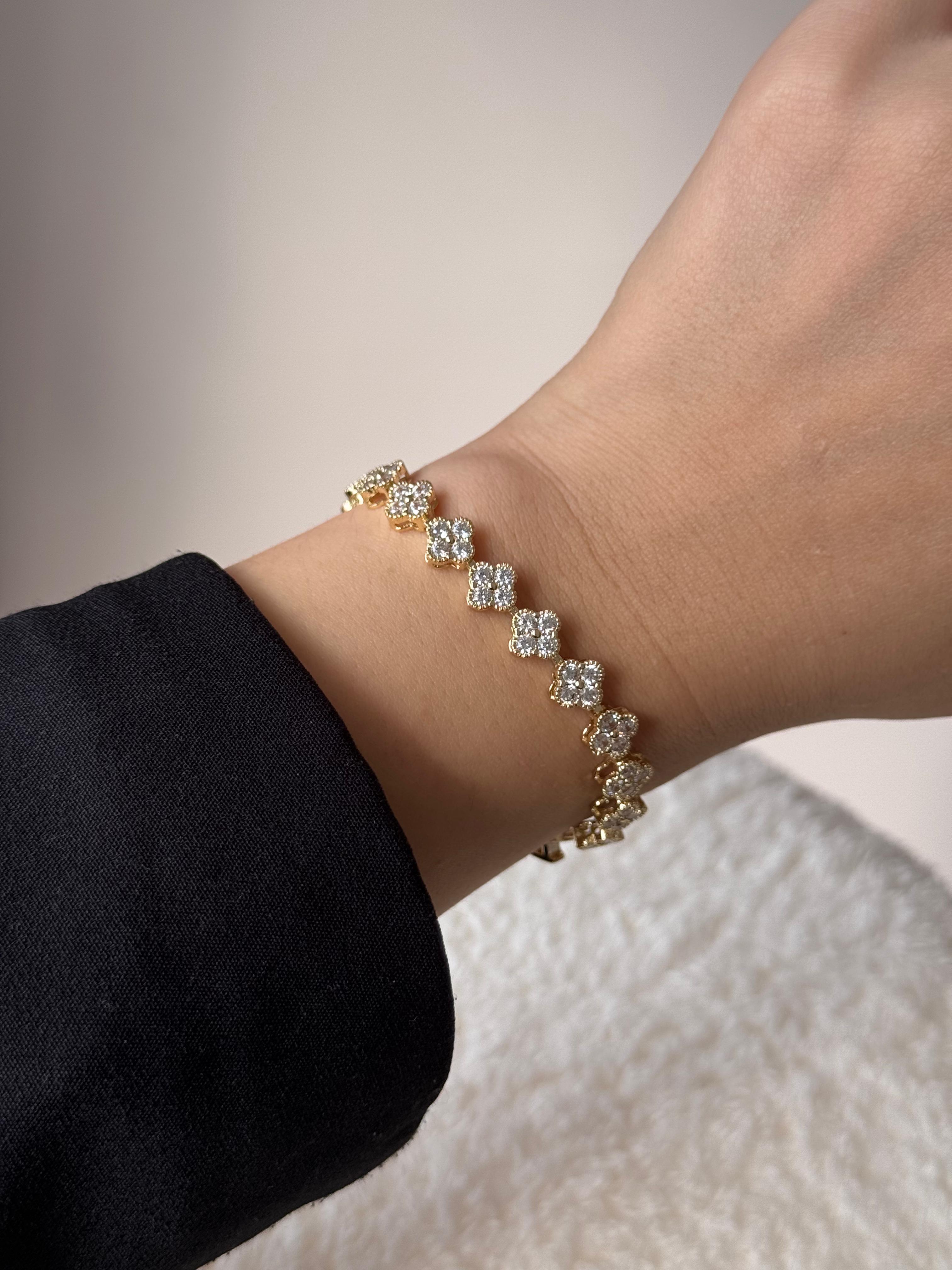 Altın Renk Çiçek Motifli Kristal Taşlı Çelik Bileklik