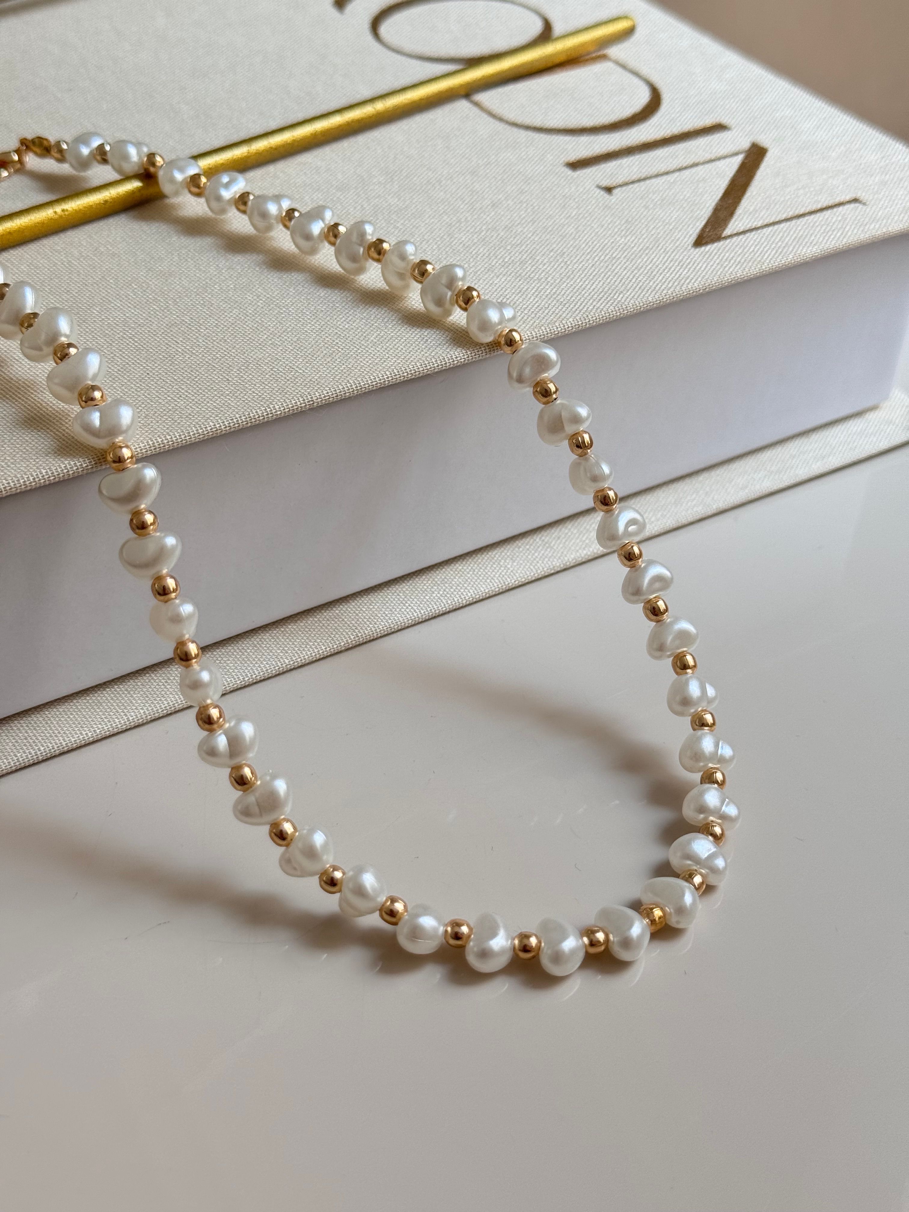 Altın Renk Top Detaylı Beyaz İnci Kadın Choker Kolye