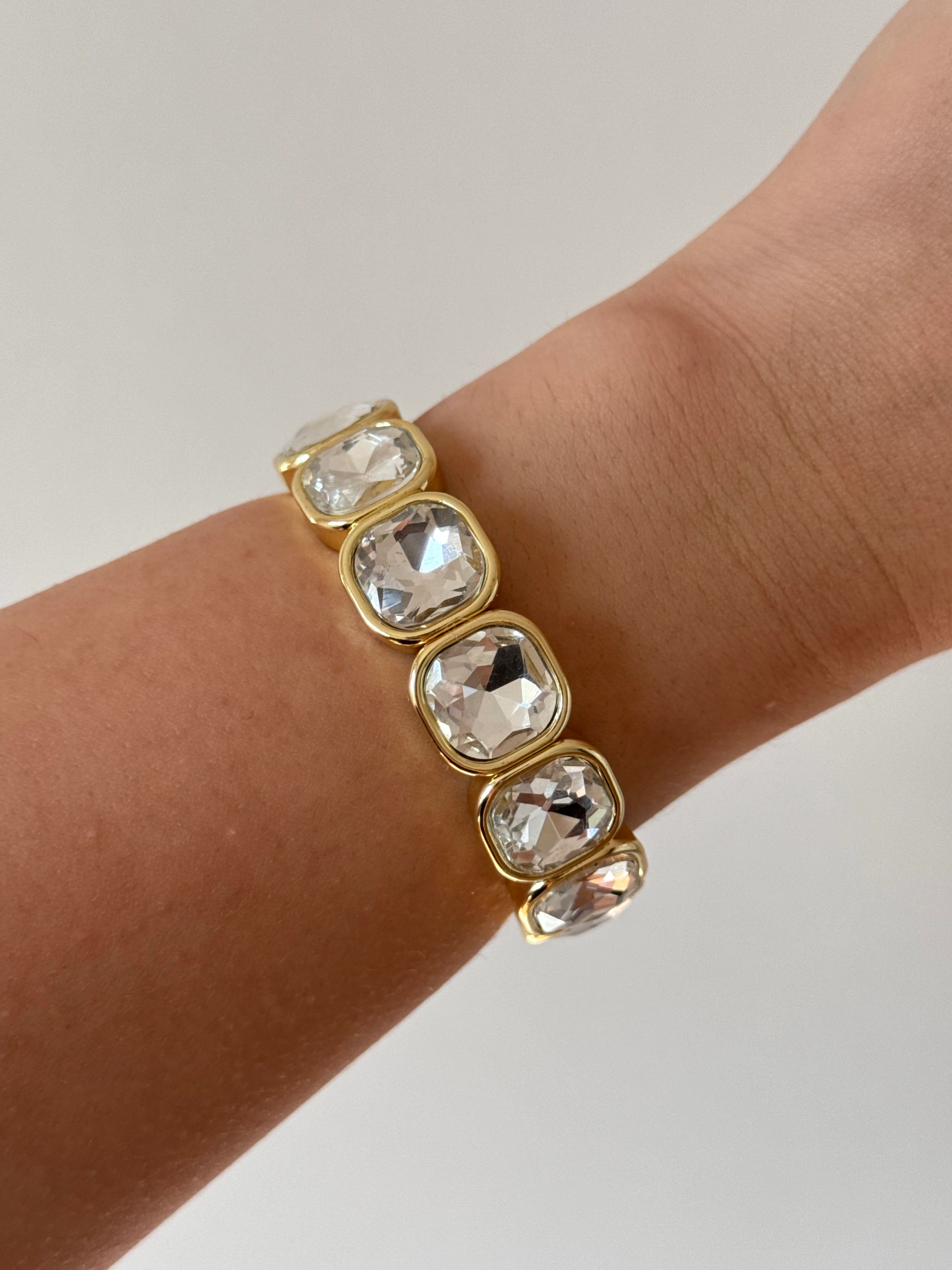 VIP Seri Kristal Taşlı Çelik Bileklik – Gold (Lastikli, Ayarlanabilir) 