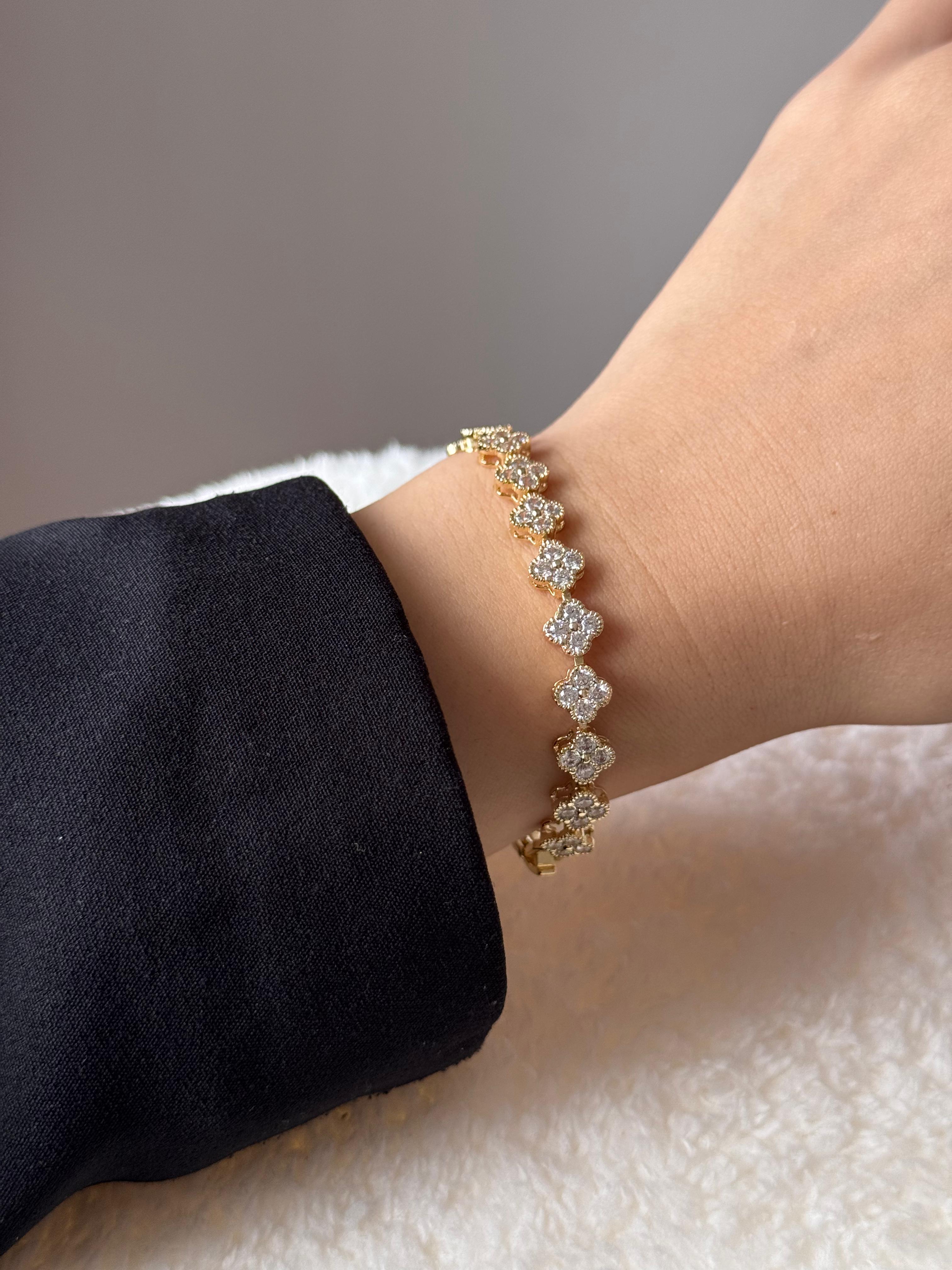 Altın Renk Çiçek Motifli Kristal Taşlı Çelik Bileklik