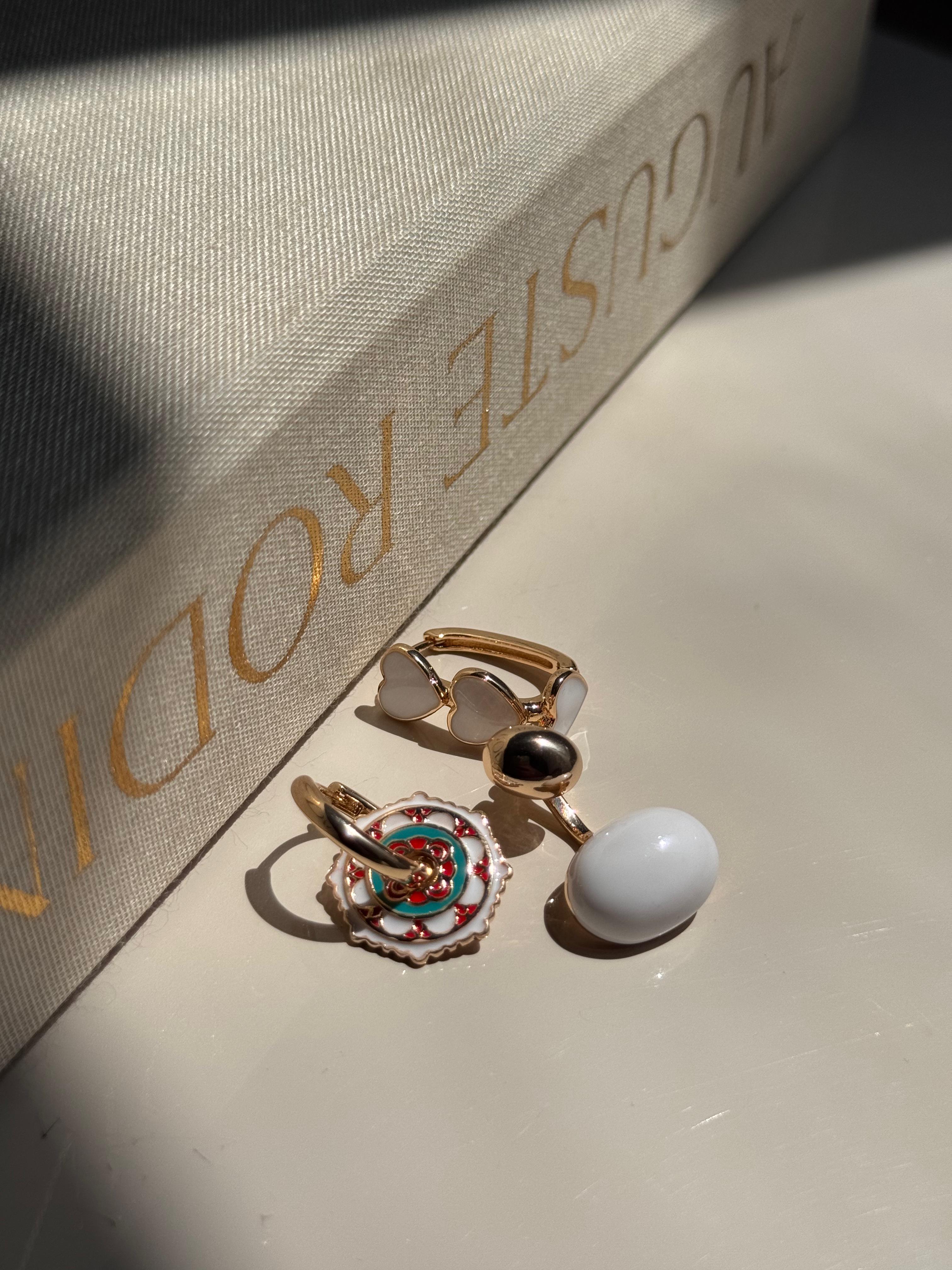 Renkli Mine ve Taş Detaylı Altın Renk Kadın Küpe Seti