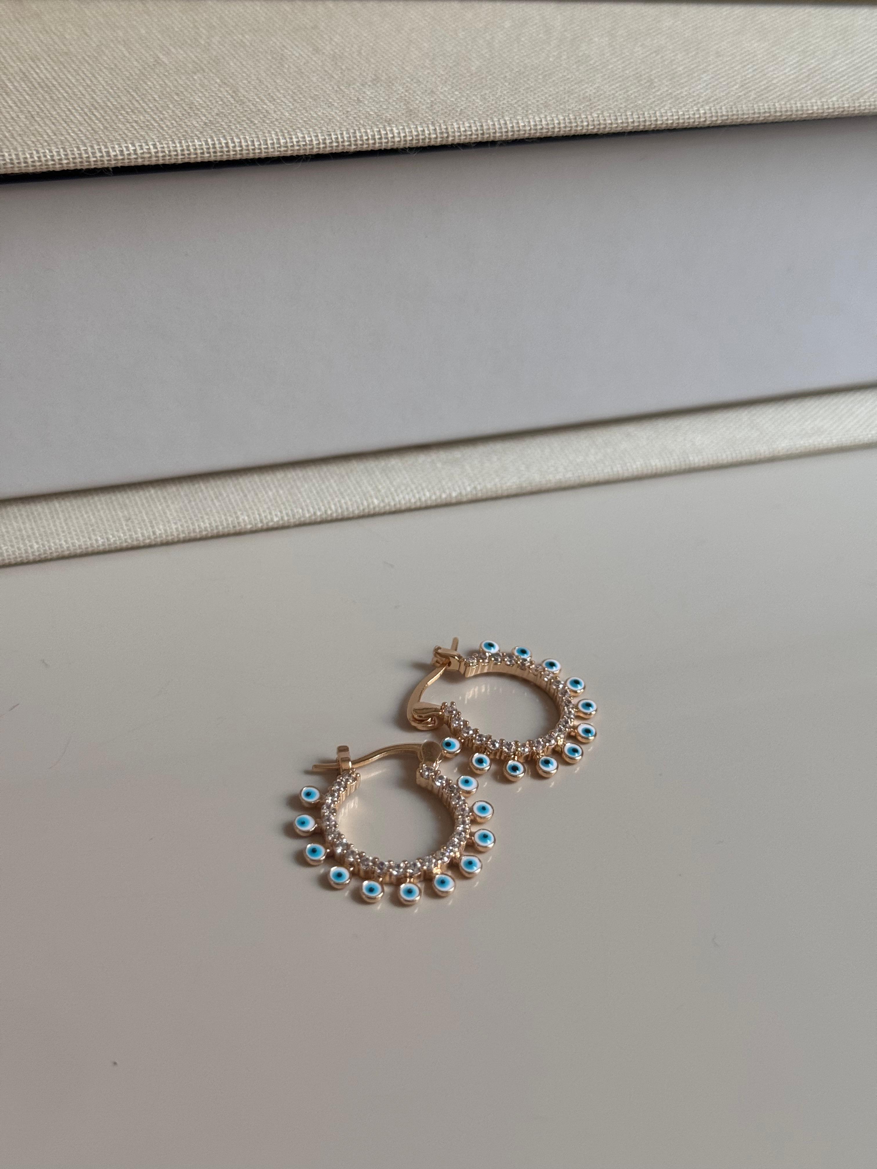 İnci ve Taş Detaylı Altın Renk Halka Küpe – Zarif Kadın Küpe Modeli