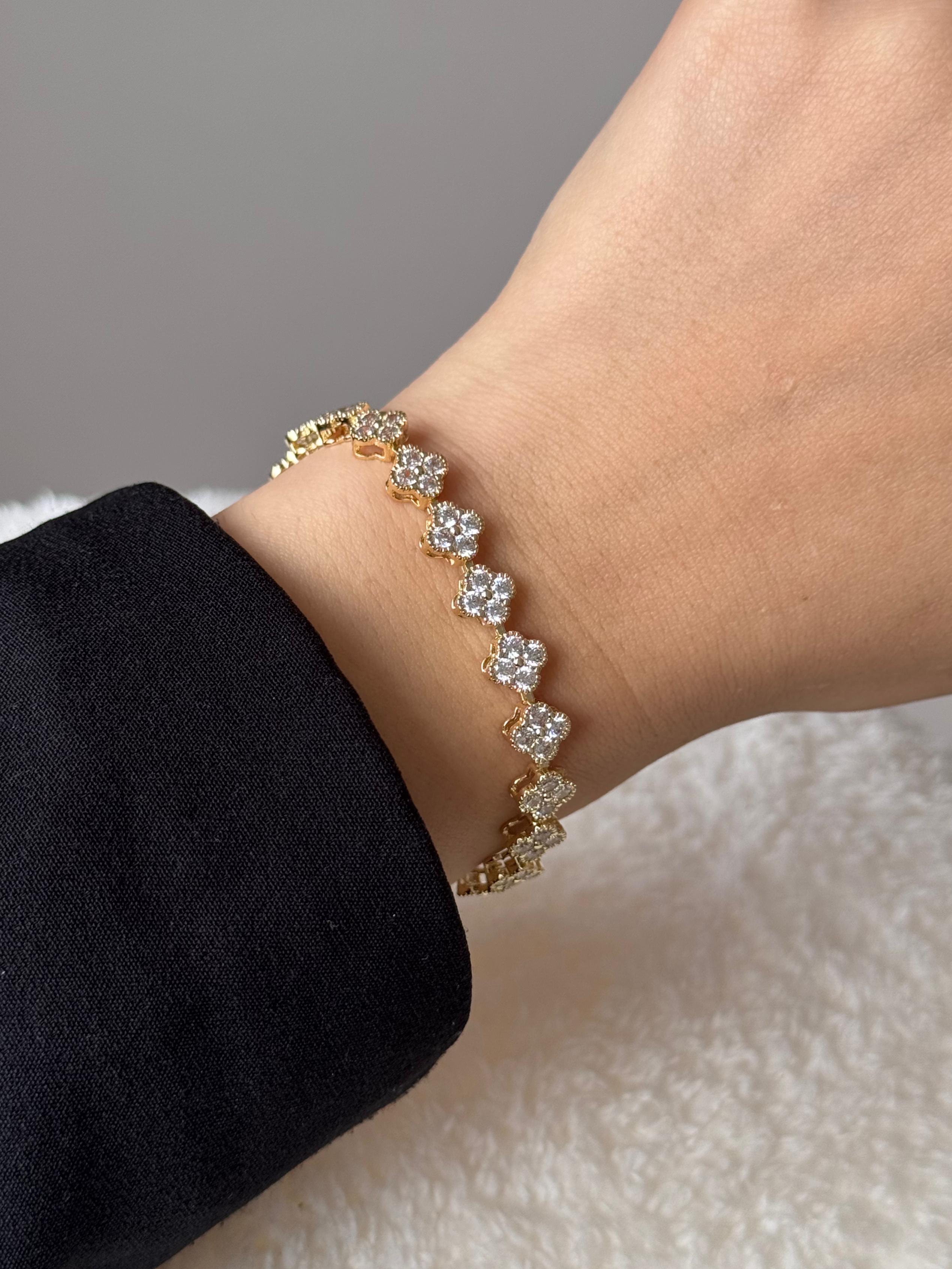 Altın Renk Çiçek Motifli Kristal Taşlı Çelik Bileklik