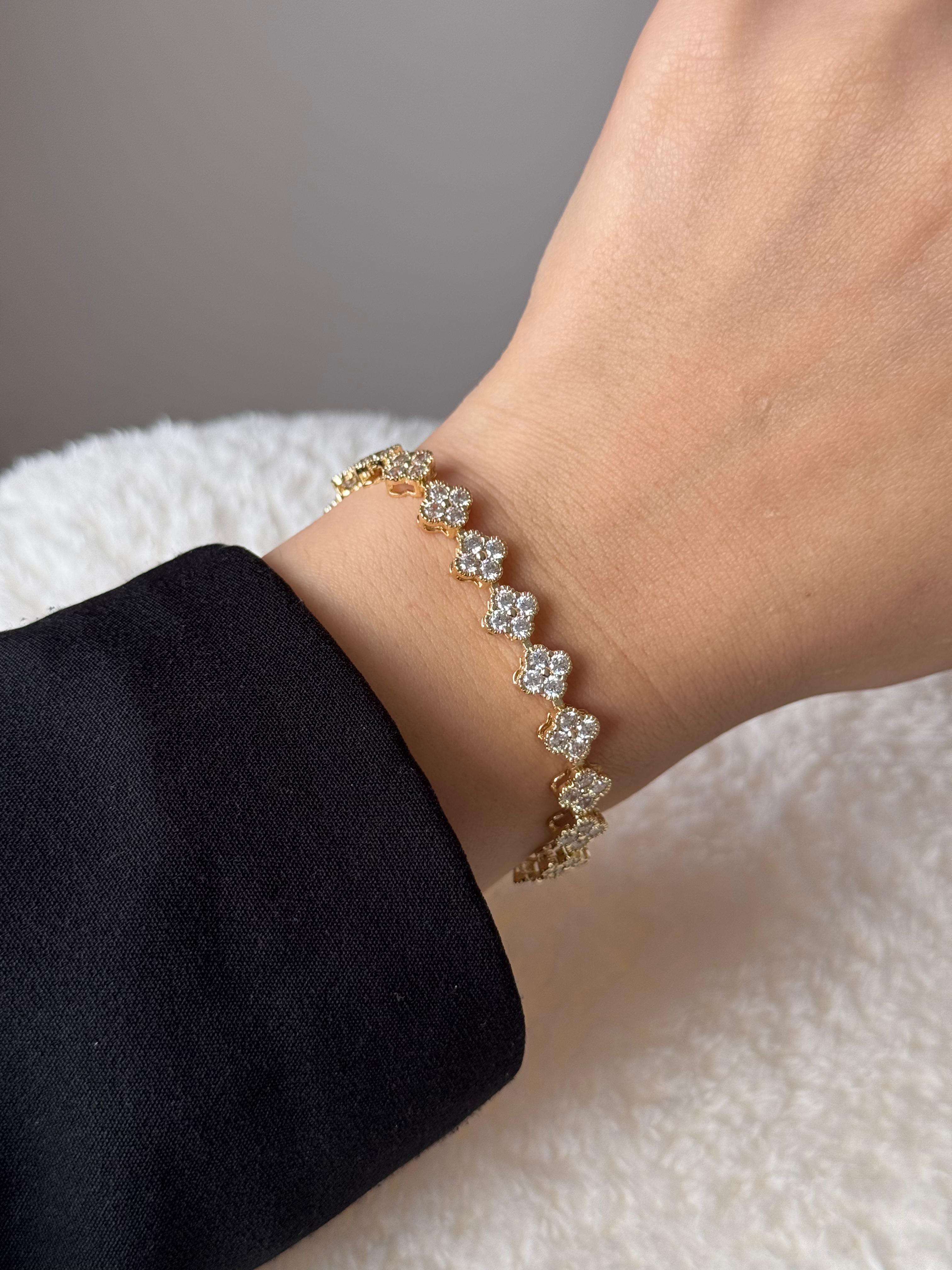 Altın Renk Çiçek Motifli Kristal Taşlı Çelik Bileklik