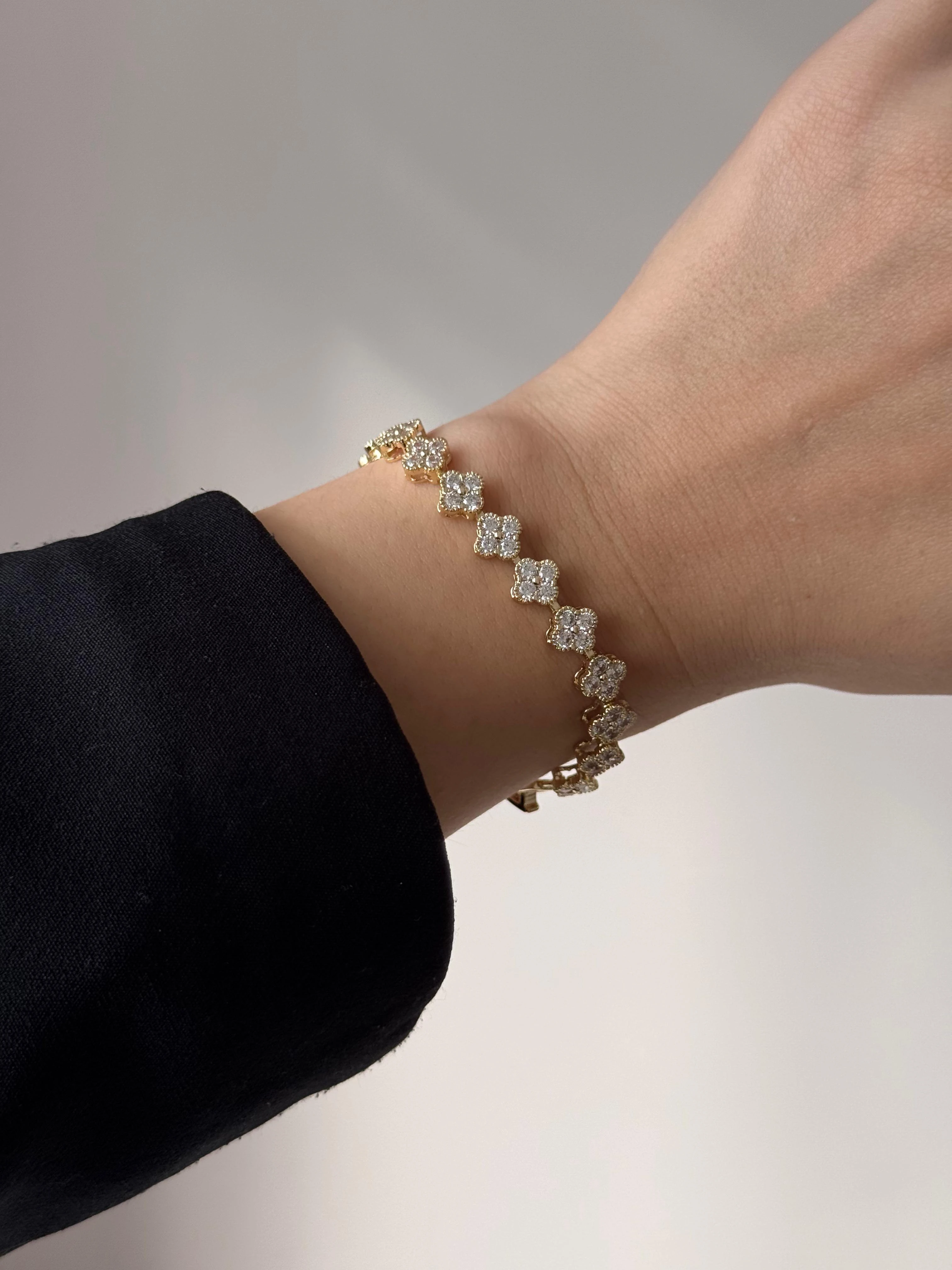 Altın Renk Çiçek Motifli Kristal Taşlı Çelik Bileklik