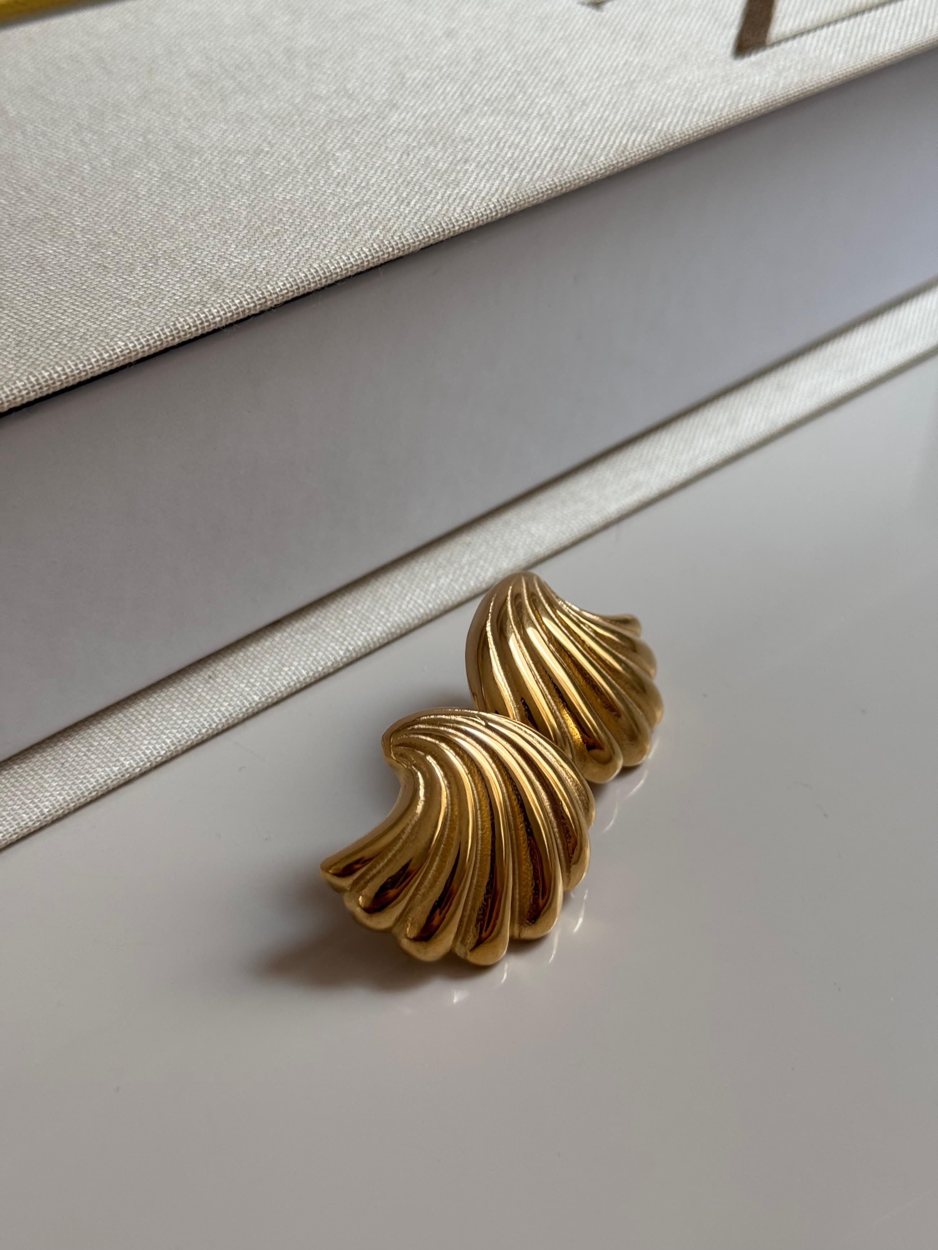 Altın Kaplama Kabarık Midye Küpe – Modern ve Minimal Tasarım