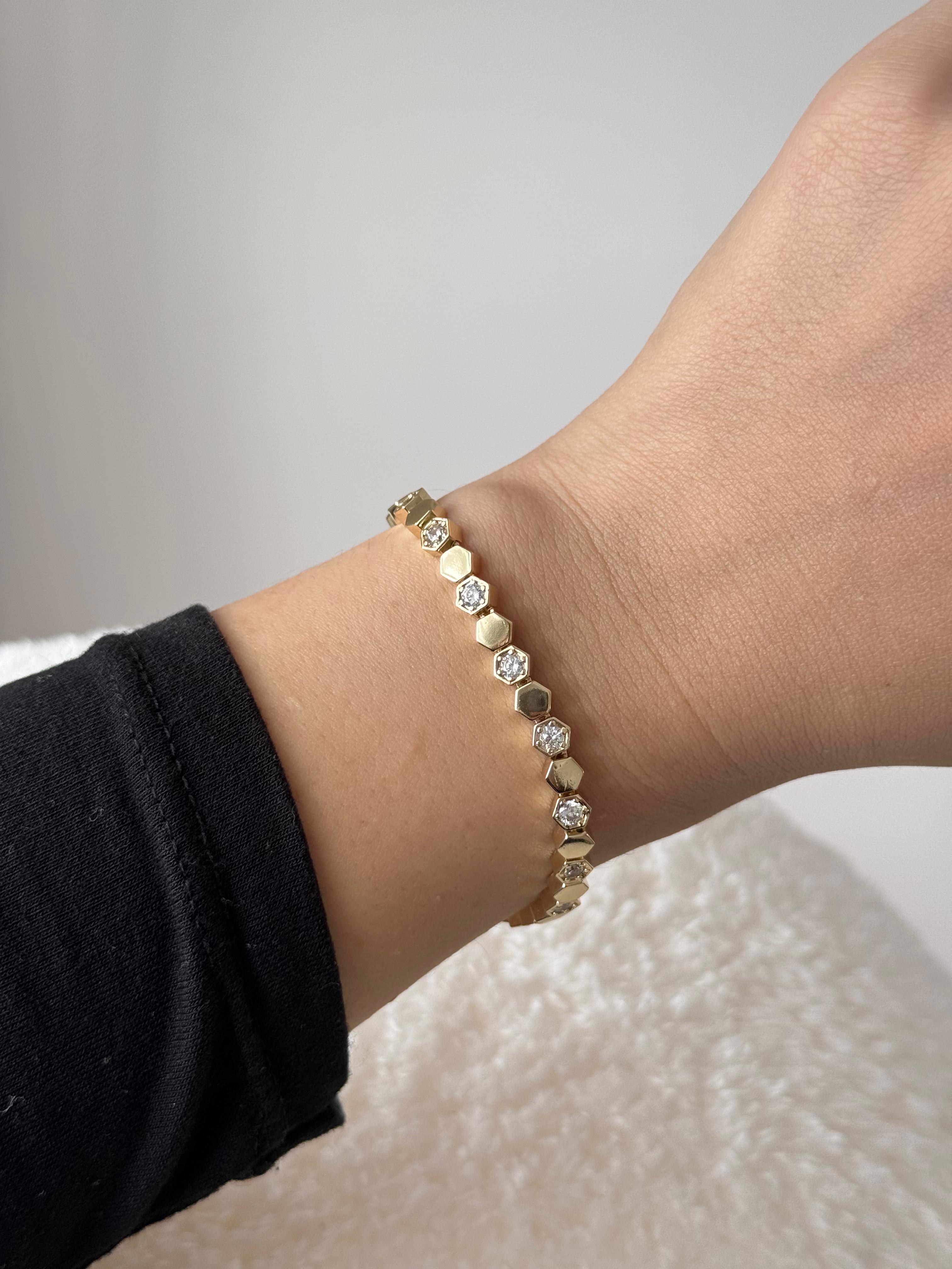 Altın Renk Parlak Taş Detaylı Çelik Bileklik 