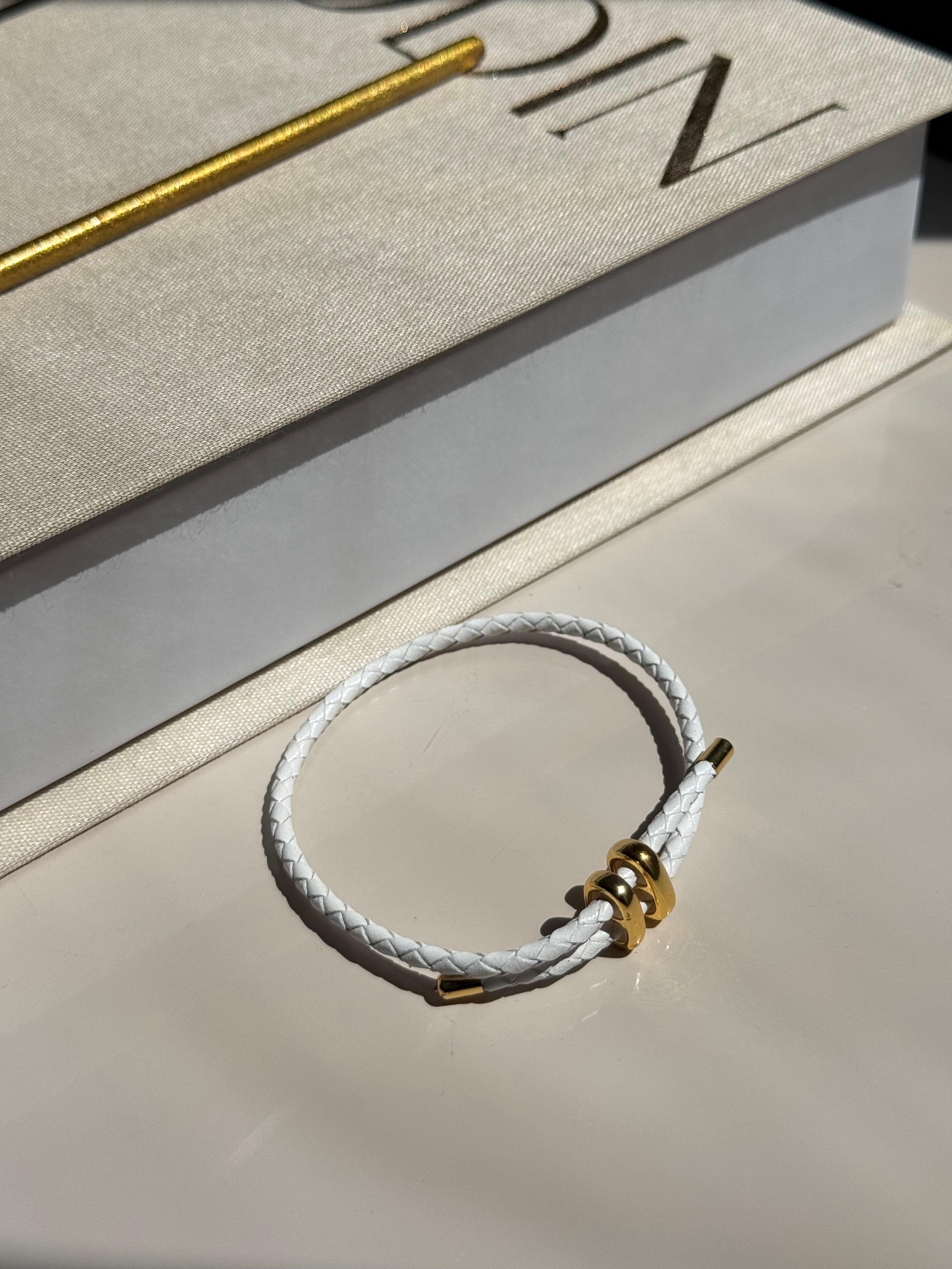 Beyaz Deri Görünümlü Çift Dolamalı Çelik Detaylı Unisex Bileklik
