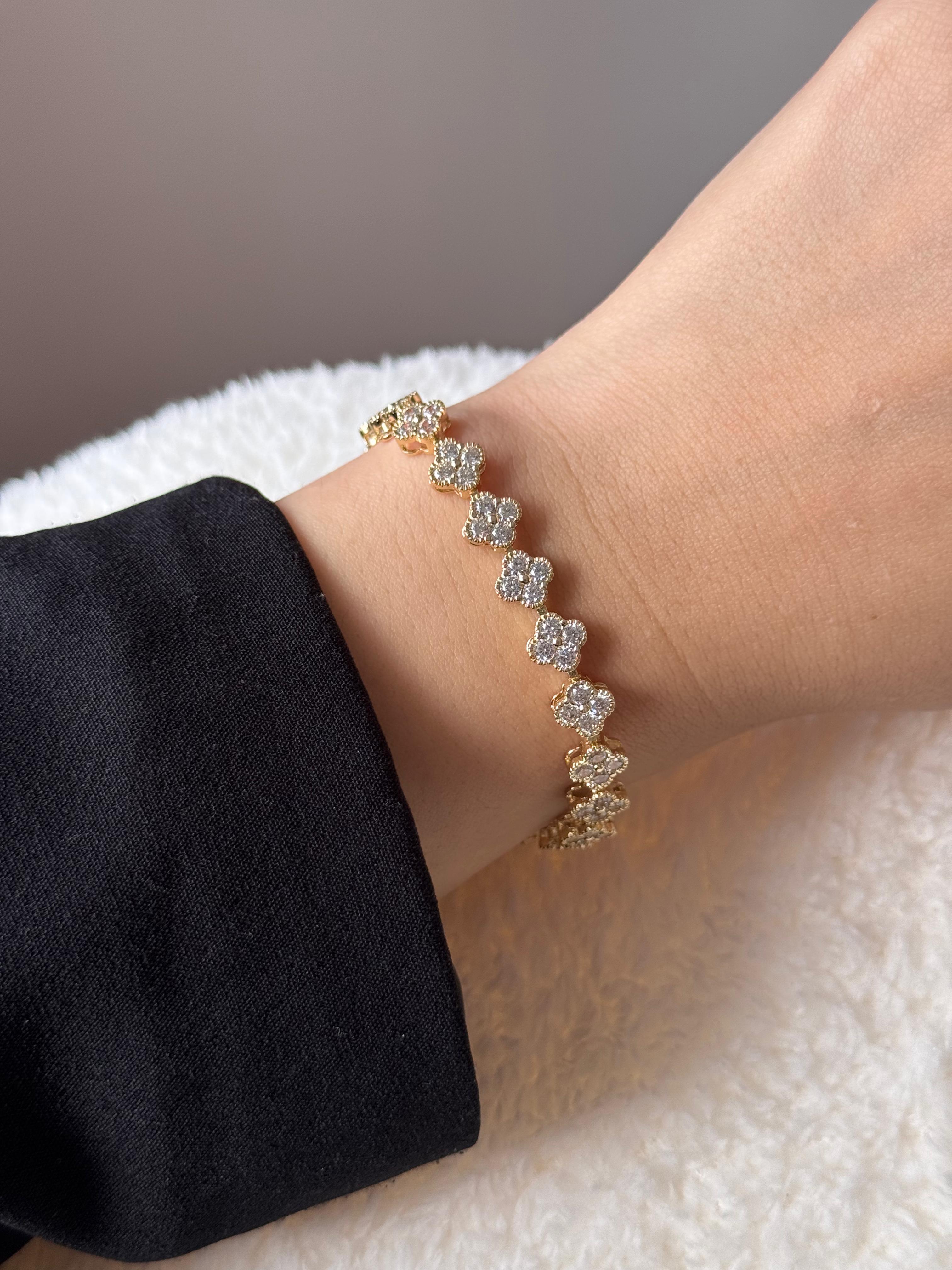 Altın Renk Çiçek Motifli Kristal Taşlı Çelik Bileklik