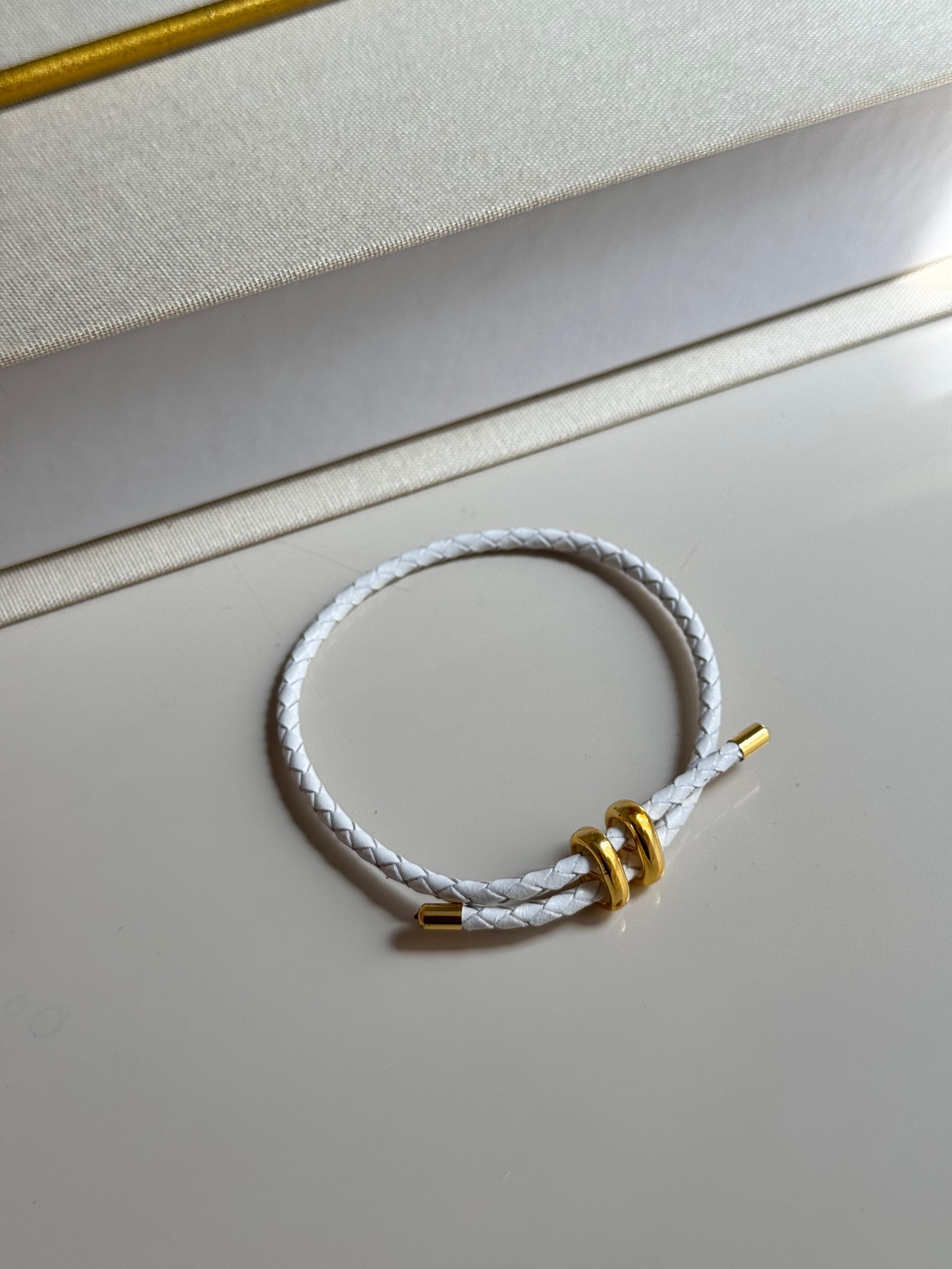 Beyaz Deri Görünümlü Çift Dolamalı Çelik Detaylı Unisex Bileklik