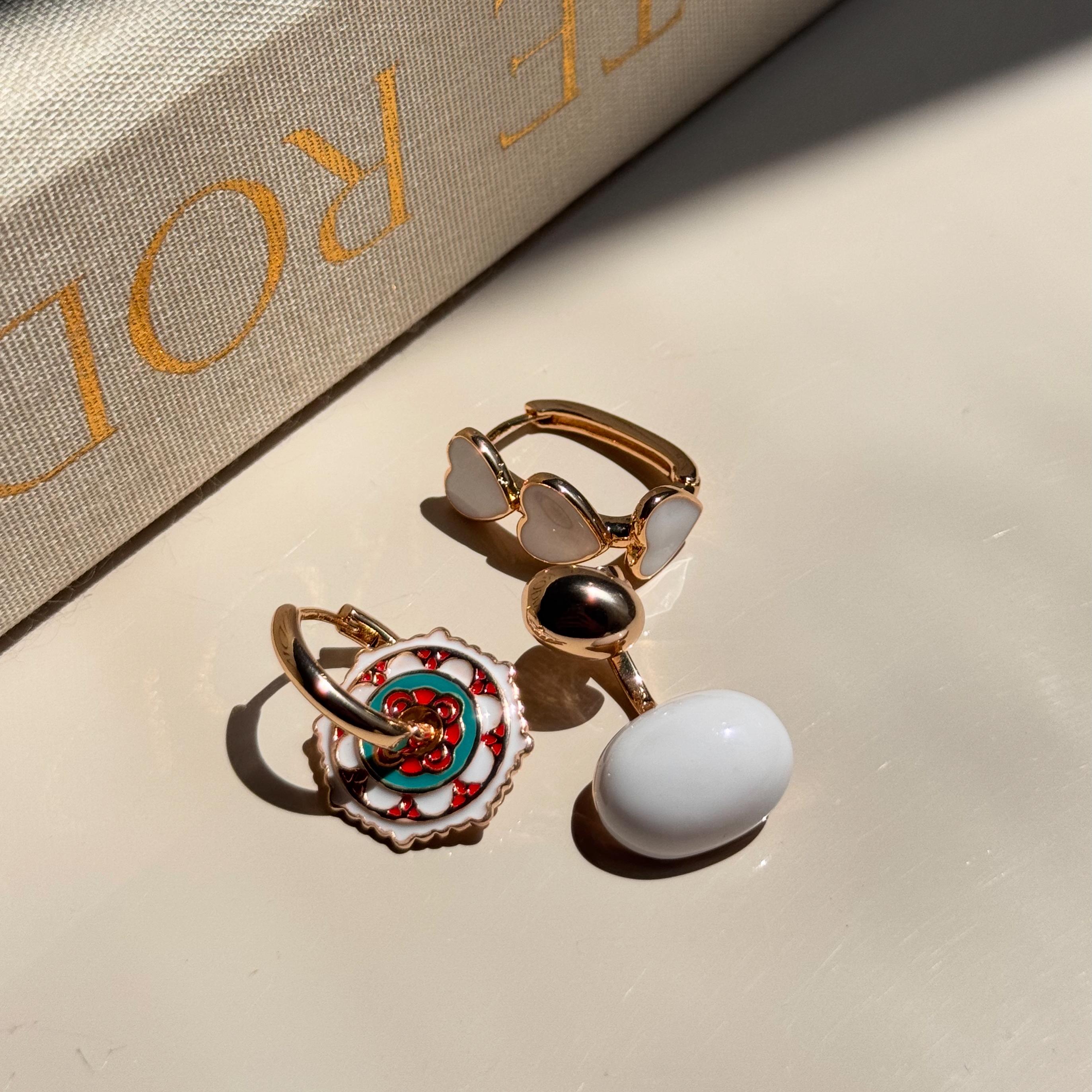 Renkli Mine ve Taş Detaylı Altın Renk Kadın Küpe Seti