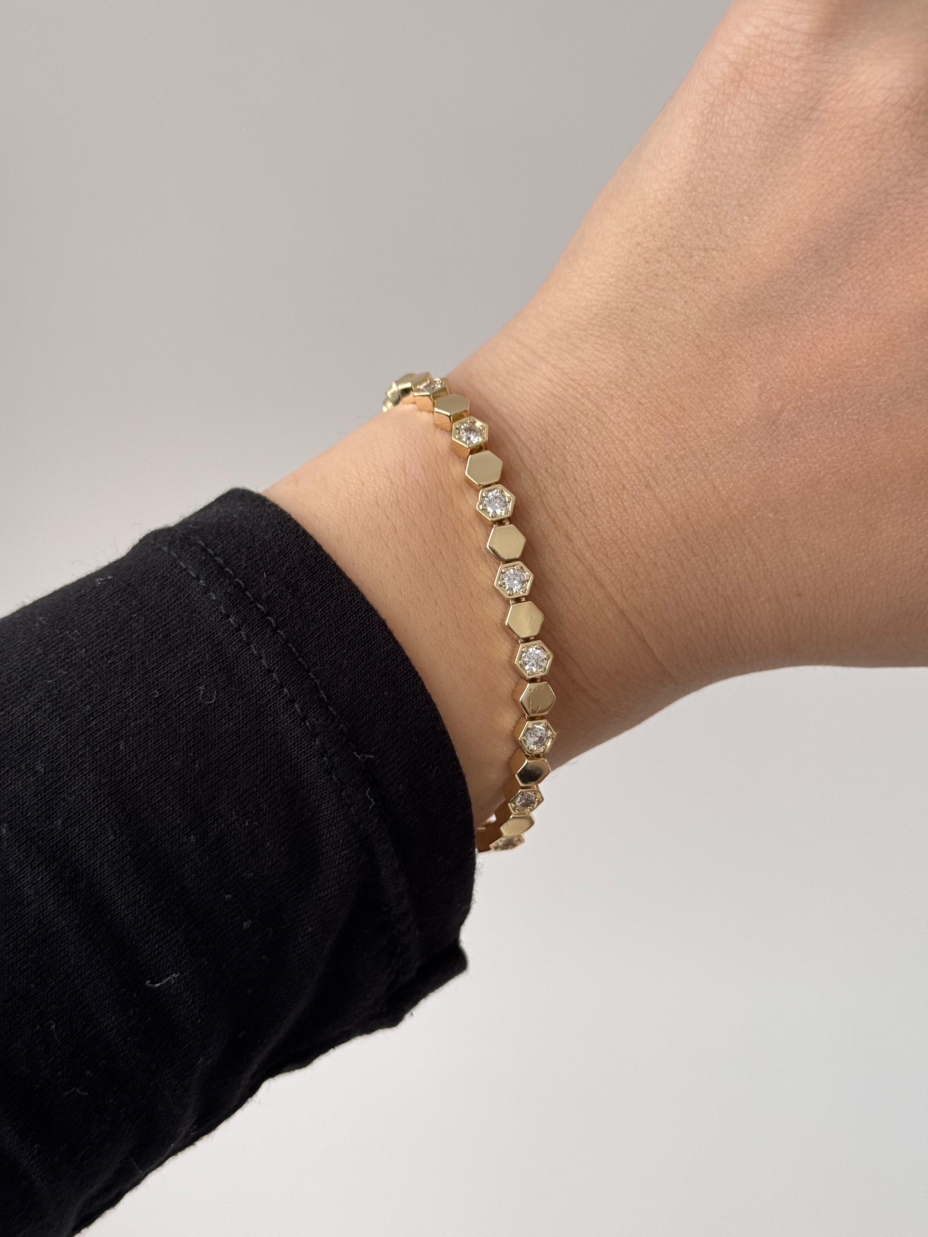 Altın Renk Parlak Taş Detaylı Çelik Bileklik 