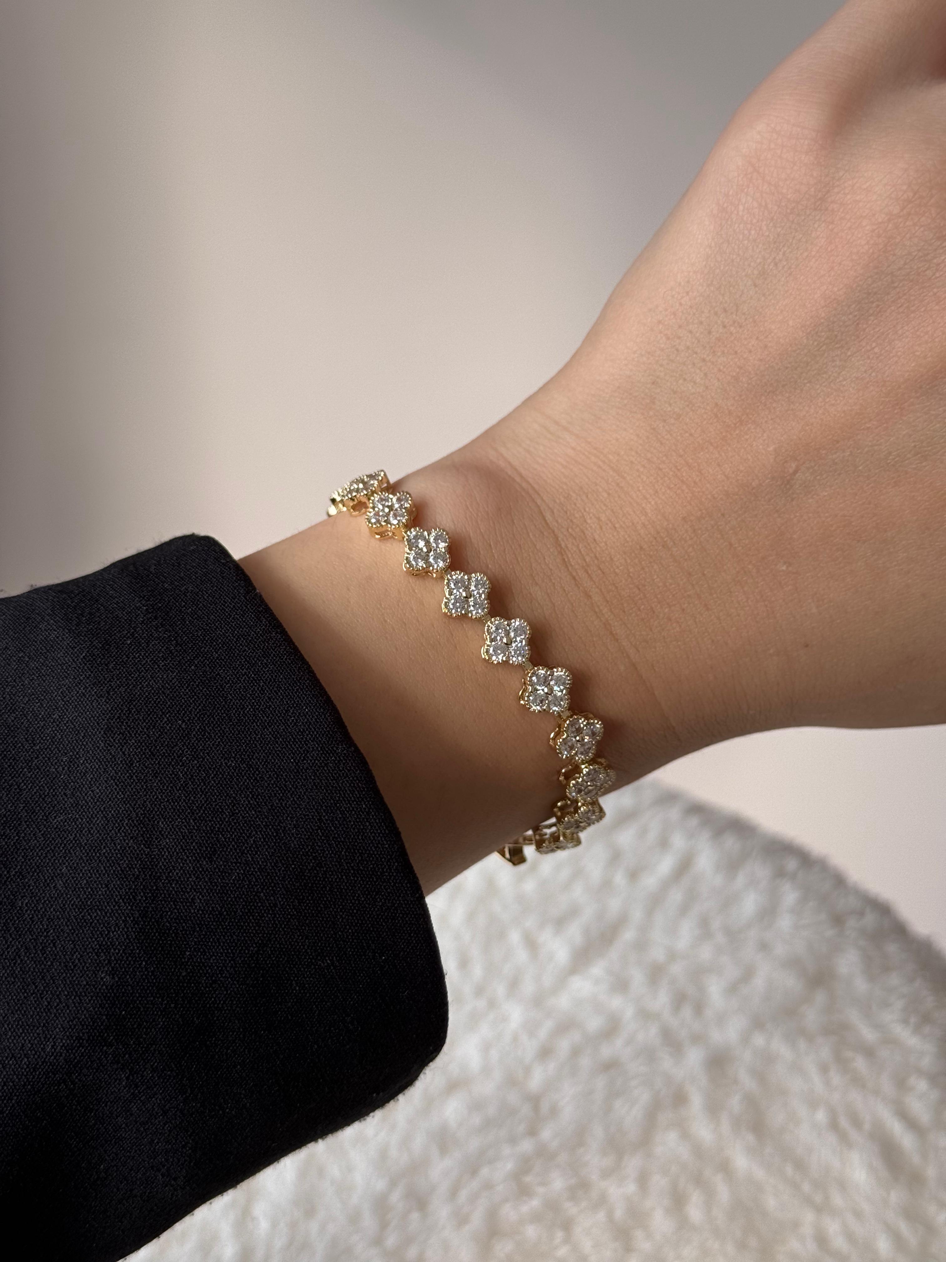 Altın Renk Çiçek Motifli Kristal Taşlı Çelik Bileklik