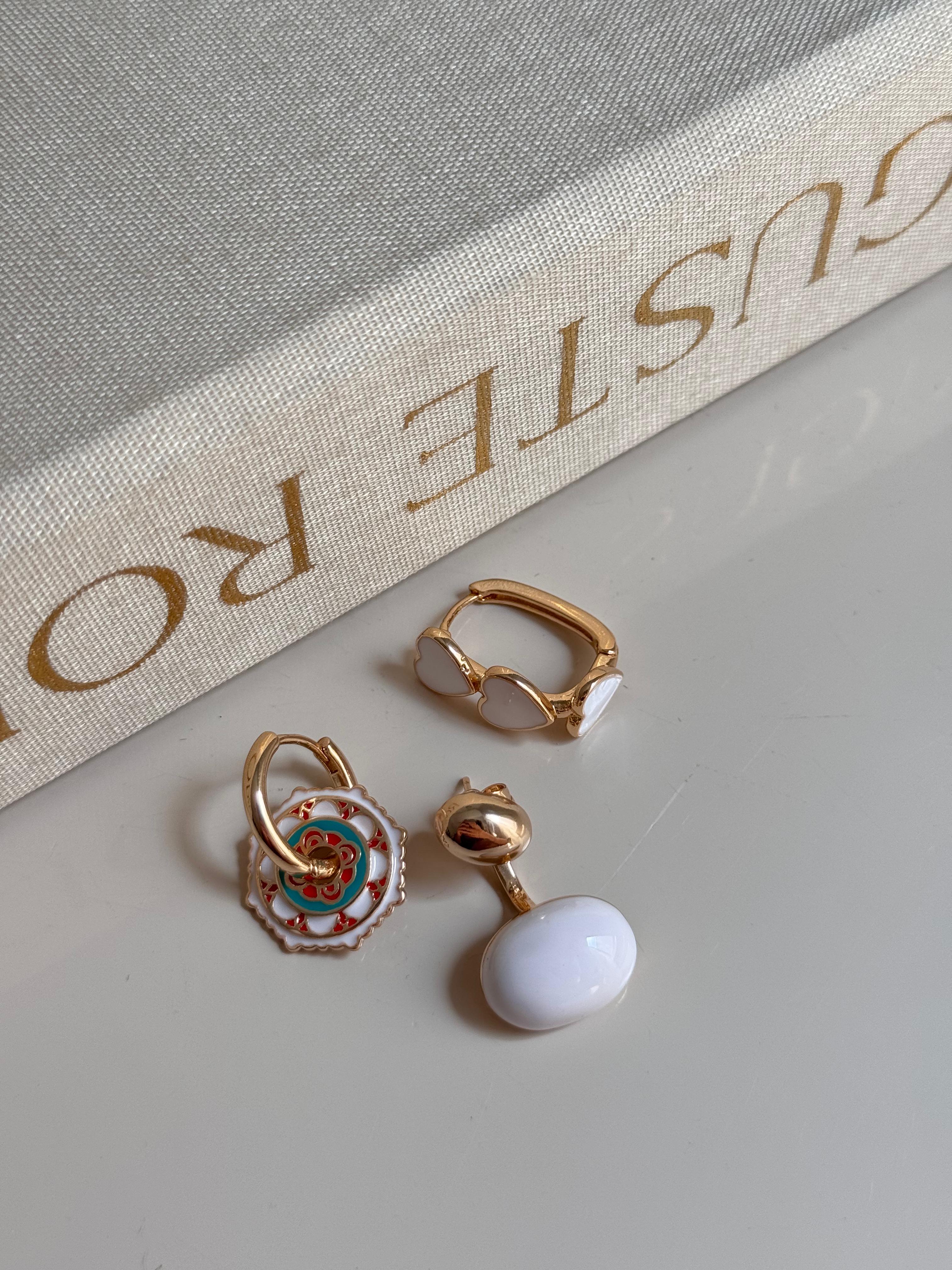 Renkli Mine ve Taş Detaylı Altın Renk Kadın Küpe Seti