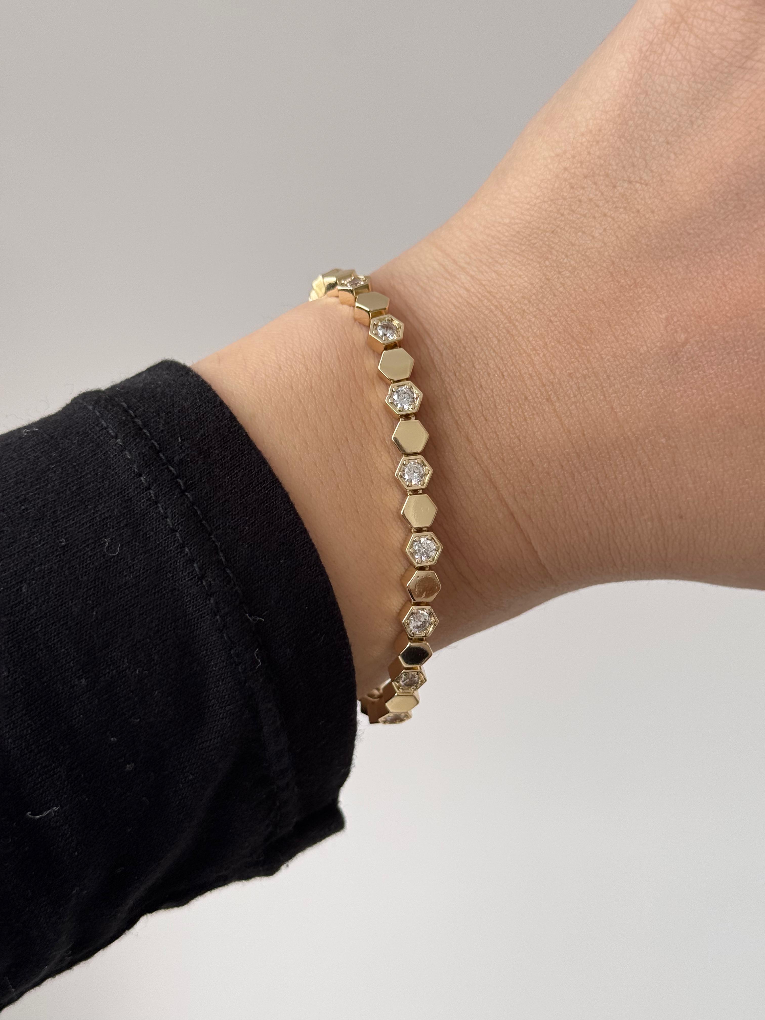 Altın Renk Parlak Taş Detaylı Çelik Bileklik 