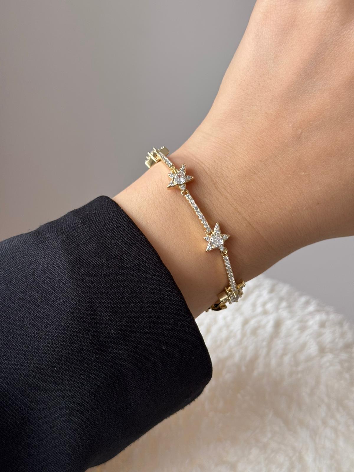 Altın Renk Yıldız Motifli Kristal Taşlı Çelik Bileklik – Kadın