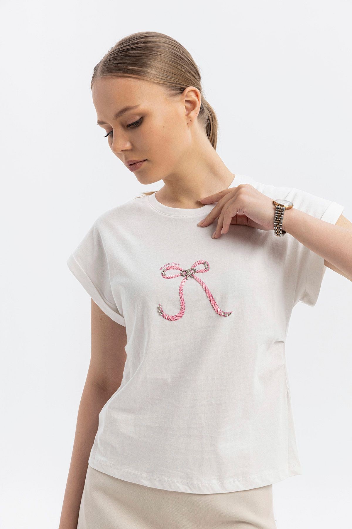 100% Pamuk Göğüste Boncuk ve Taşlı Fiyonk İşlemeli Premium Bisiklet yaka Kısakol T-shirt - BEYAZ