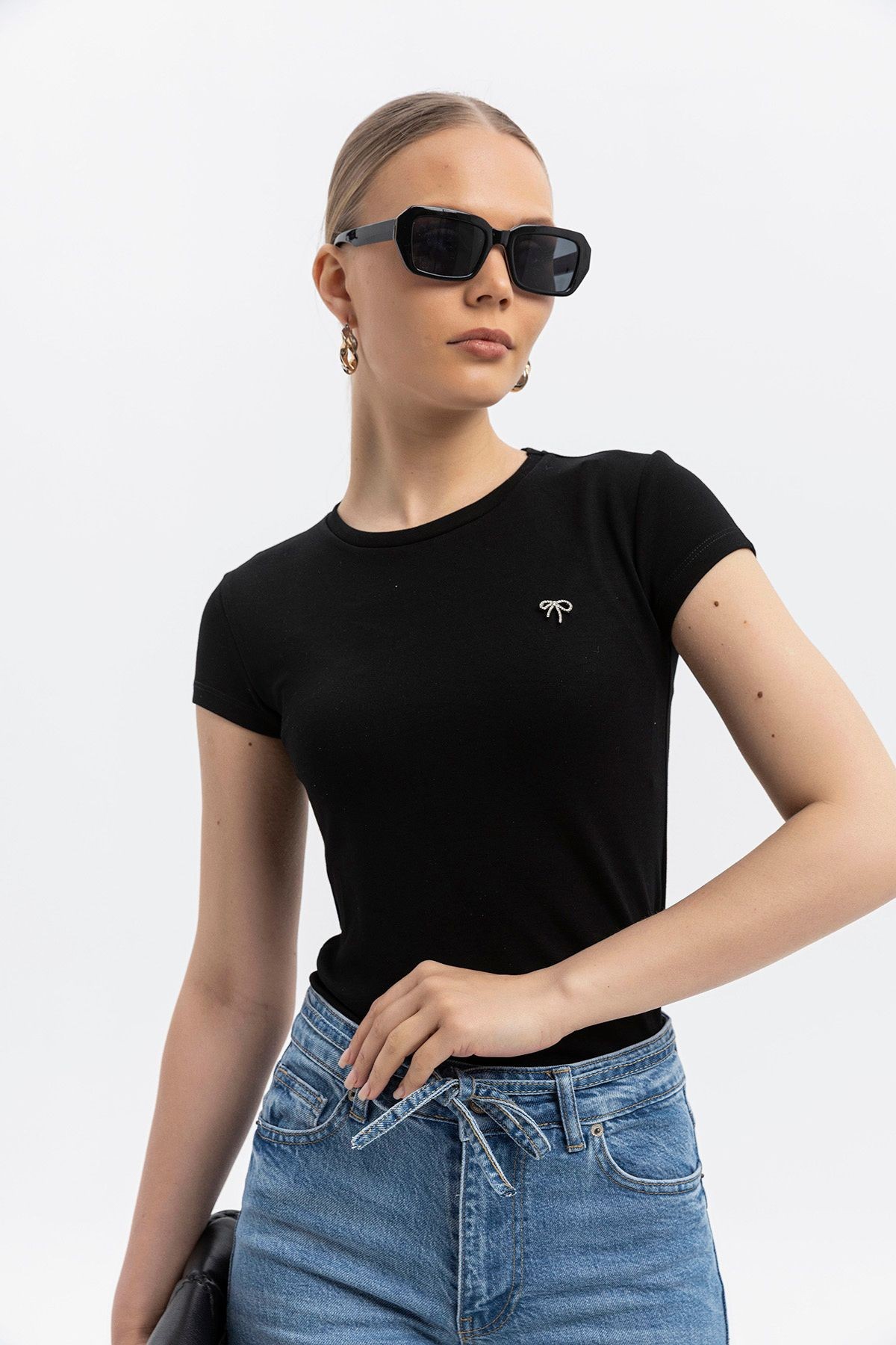 Göğüste metal Fiyonk detaylı CloudTouch Premium Bisiklet yaka Kısakol T-shirt - siyah