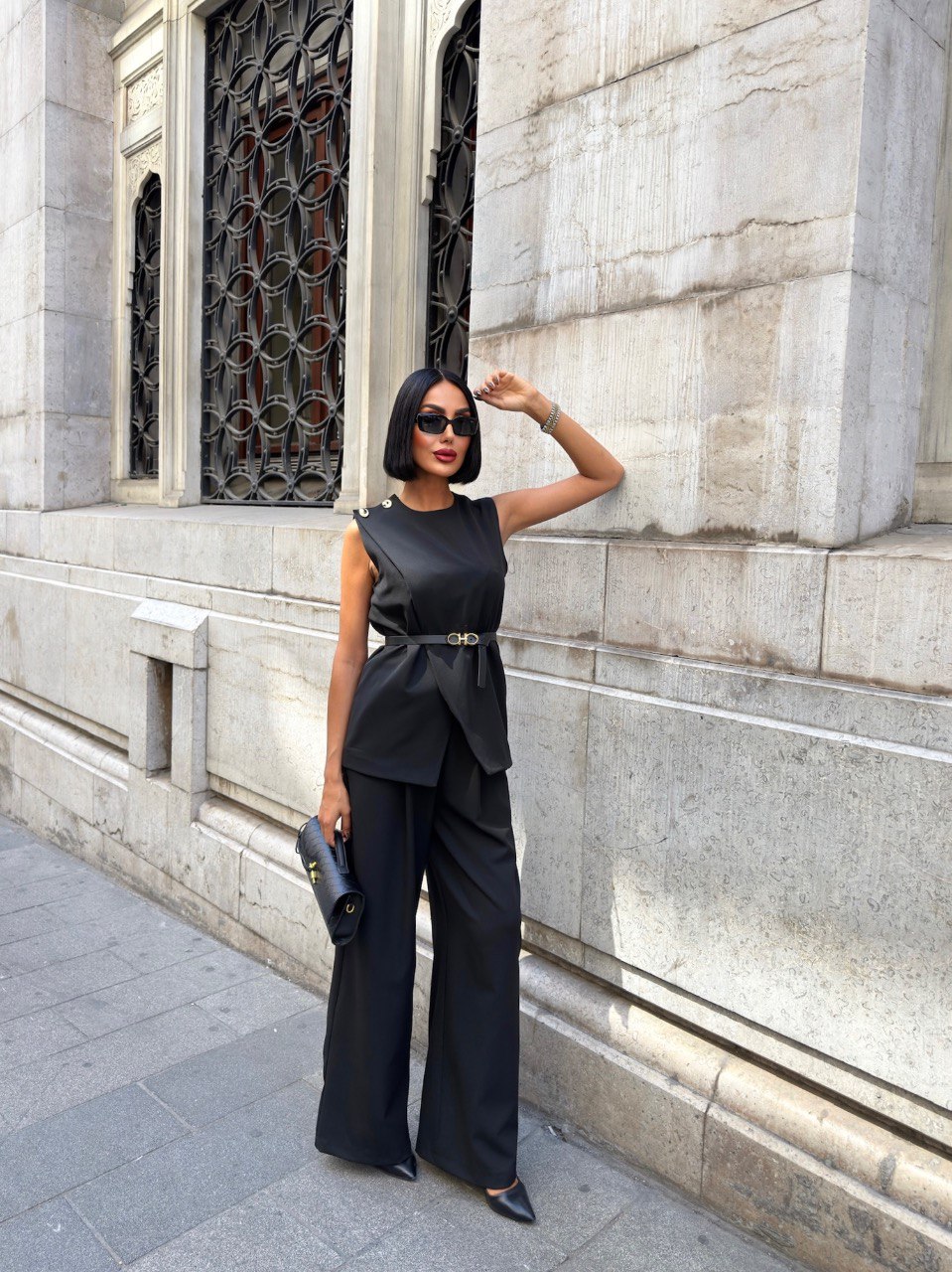 Infinity Omuz Aksesuarlı ve Kemerli Şık Takım