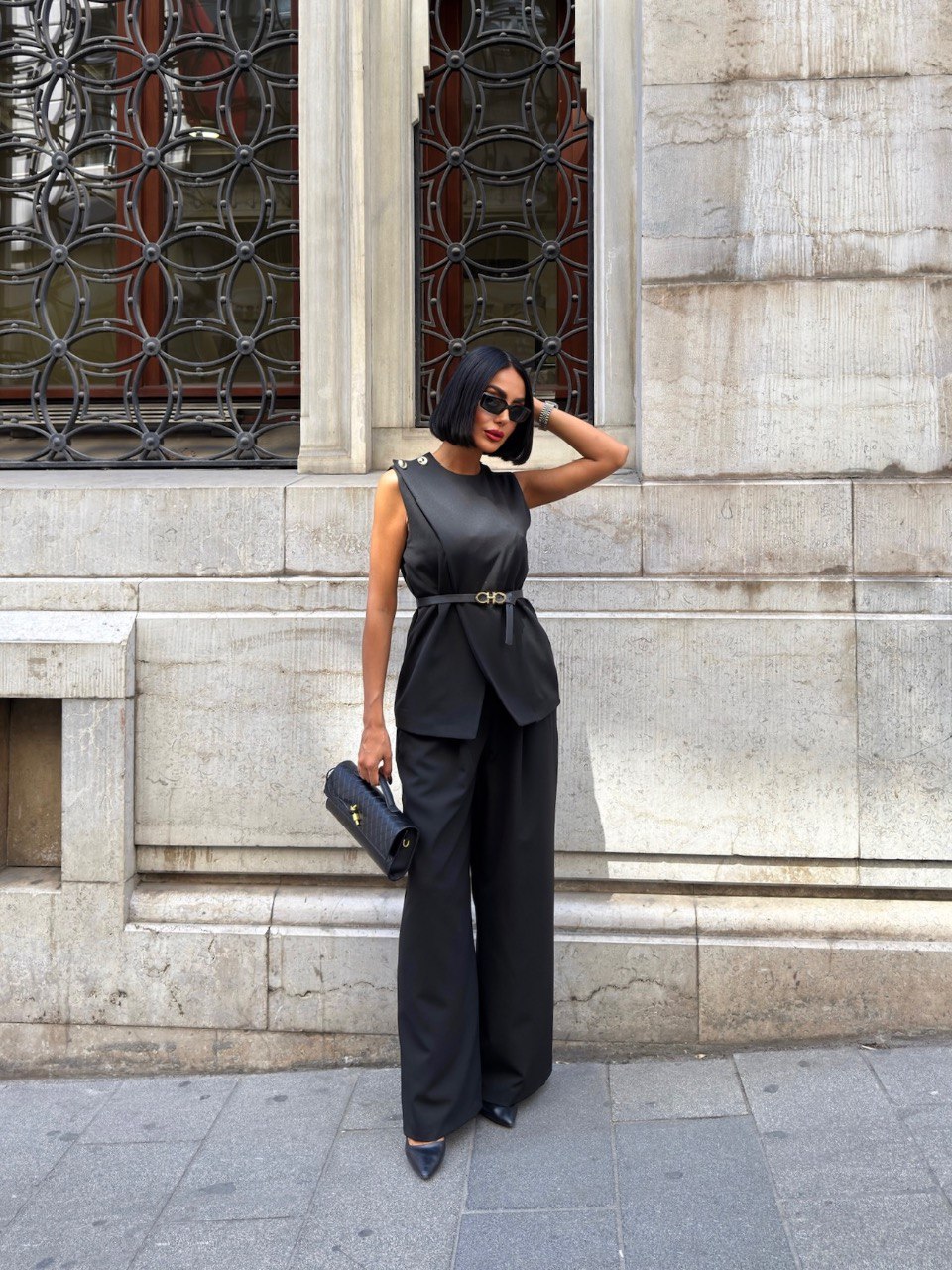 Infinity Omuz Aksesuarlı ve Kemerli Şık Takım - siyah